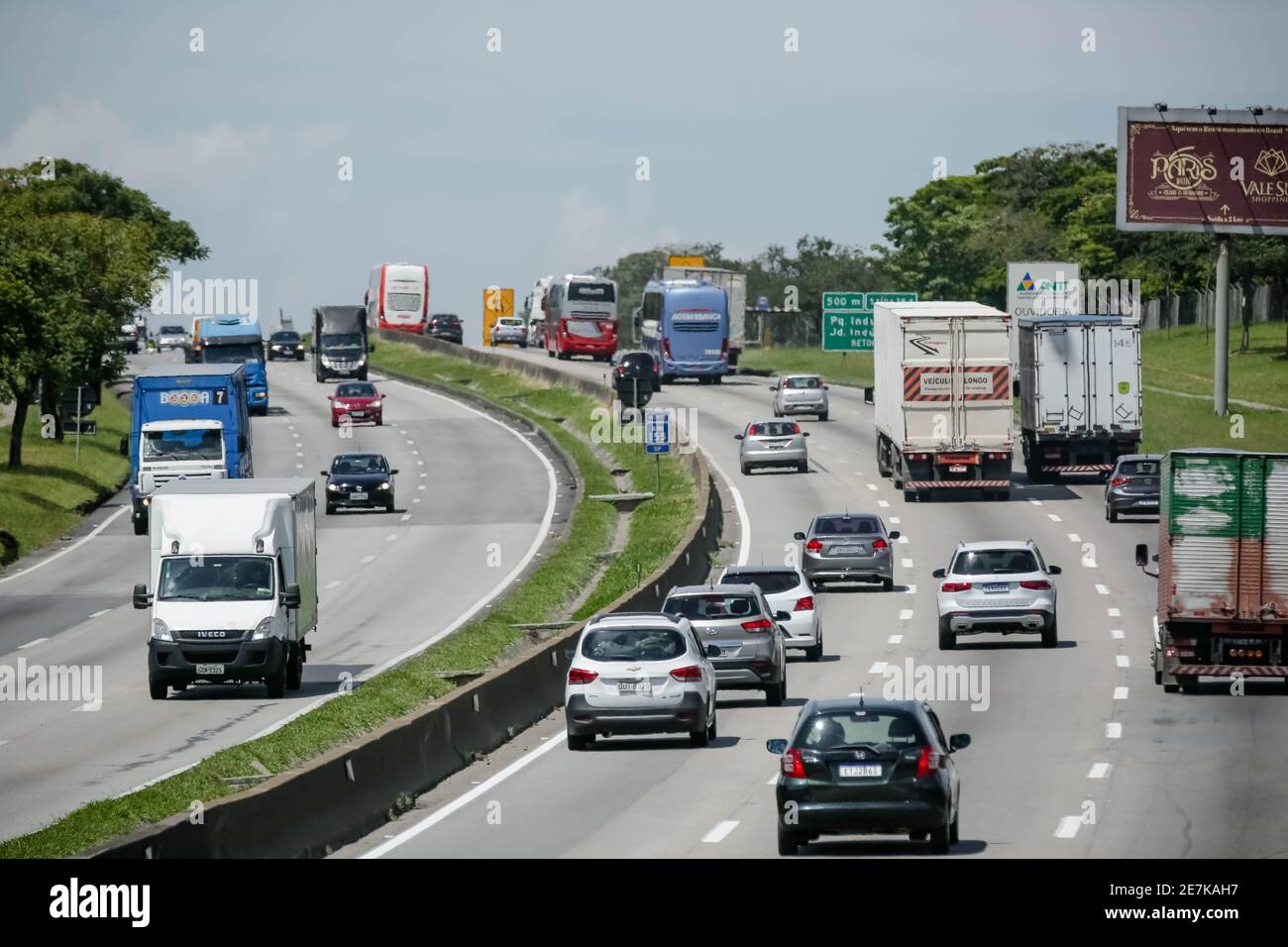 Vista de Trânsito Rodovia Presidente Dutra na altura do km 155, com alto movimento na parte que corta a cidade na Zona Leste com Sul, em São José dos Banque D'Images
