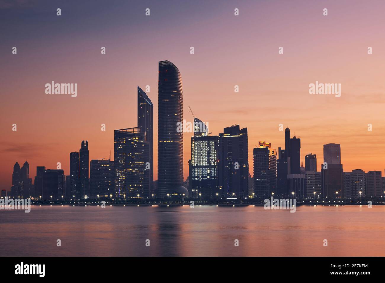 Horizon urbain avec gratte-ciel à l'aube. CityScape Abu Dhabi, Émirats arabes Unis. Banque D'Images