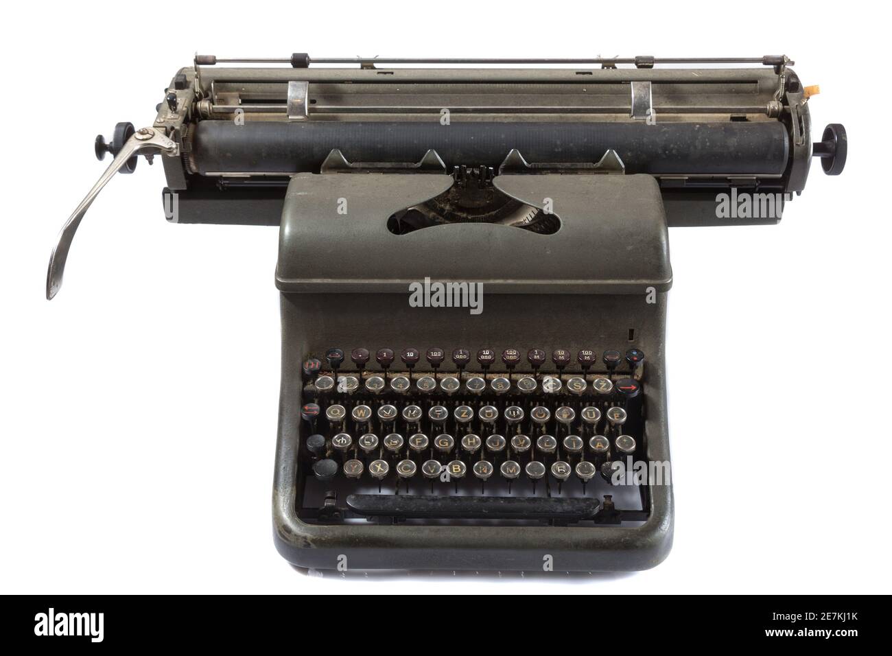 Vieille machine à écrire sur blanc Banque D'Images