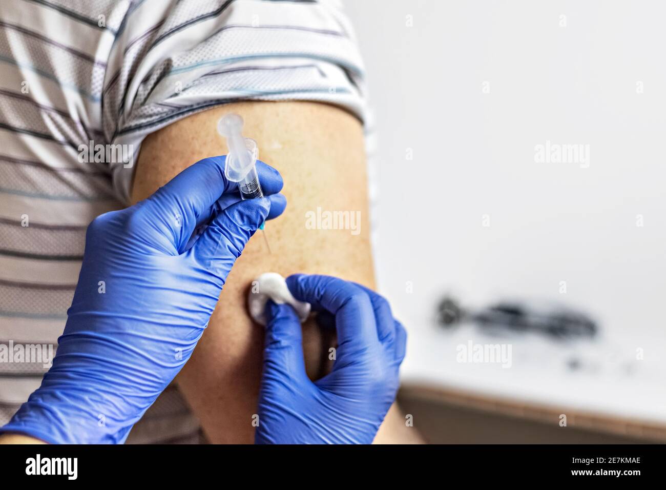 Un médecin vaccine un homme contre le coronavirus dans une clinique. Gros plan. Le concept de vaccination, de vaccination, de prévention contre Covid-19 Banque D'Images