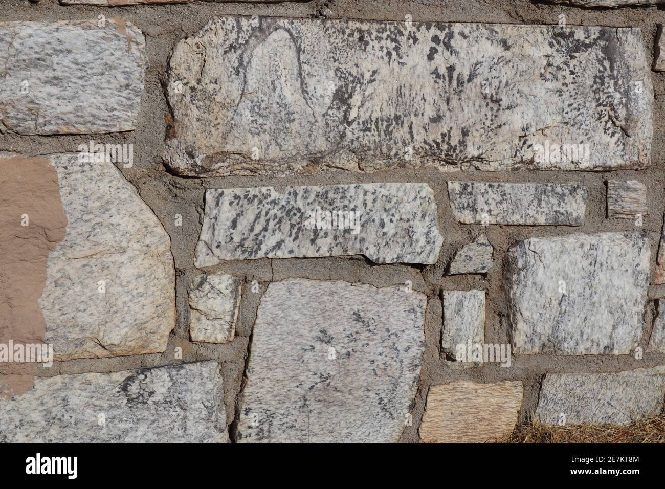 Gros plan d'un mur de roche texturé avec des pierres de différentes tailles Banque D'Images