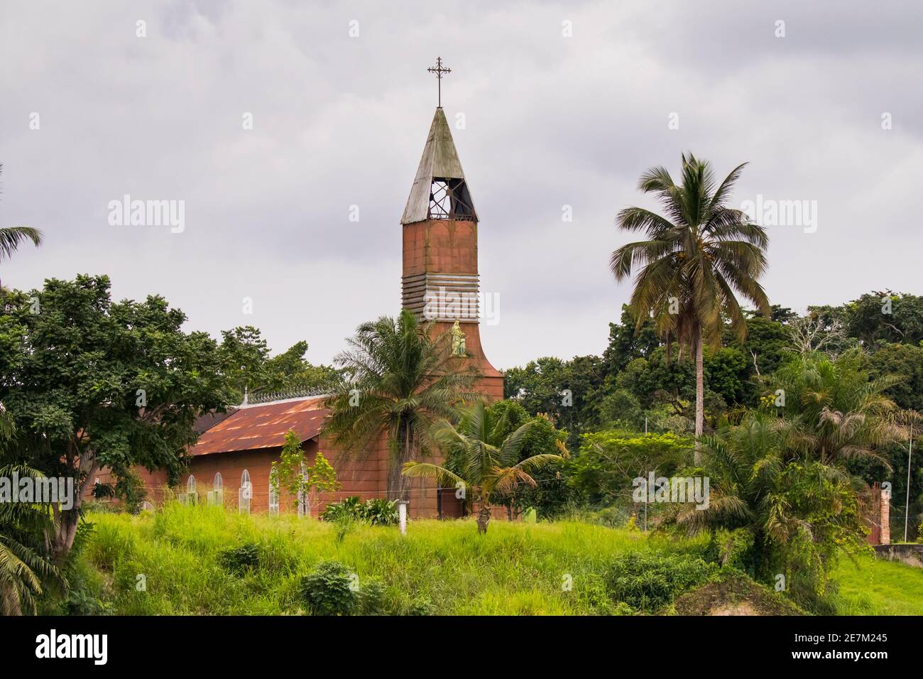 La mission de Sainte-Anne, conçue et fournie par Gustav Eiffel en 1889, près d'Omboue, la lagune de Fernan Vaz, Gabon, Afrique centrale. Banque D'Images