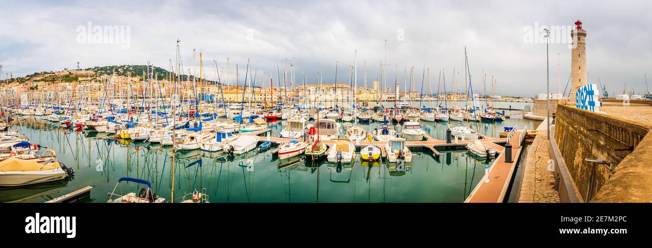 Marina et le Môle Saint Louis à Sète, à Herault, en Occitanie, France Banque D'Images