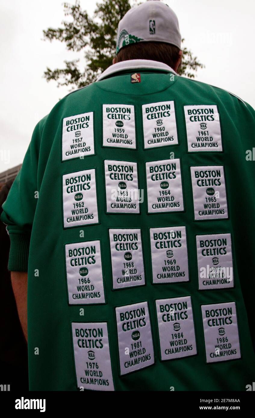 Un fan de Boston Celtics porte une veste avec des répliques des bannières du  championnat NBA 16 de Celtics alors qu'il attend devant le jardin TD  Banknorth avant le match 1 des