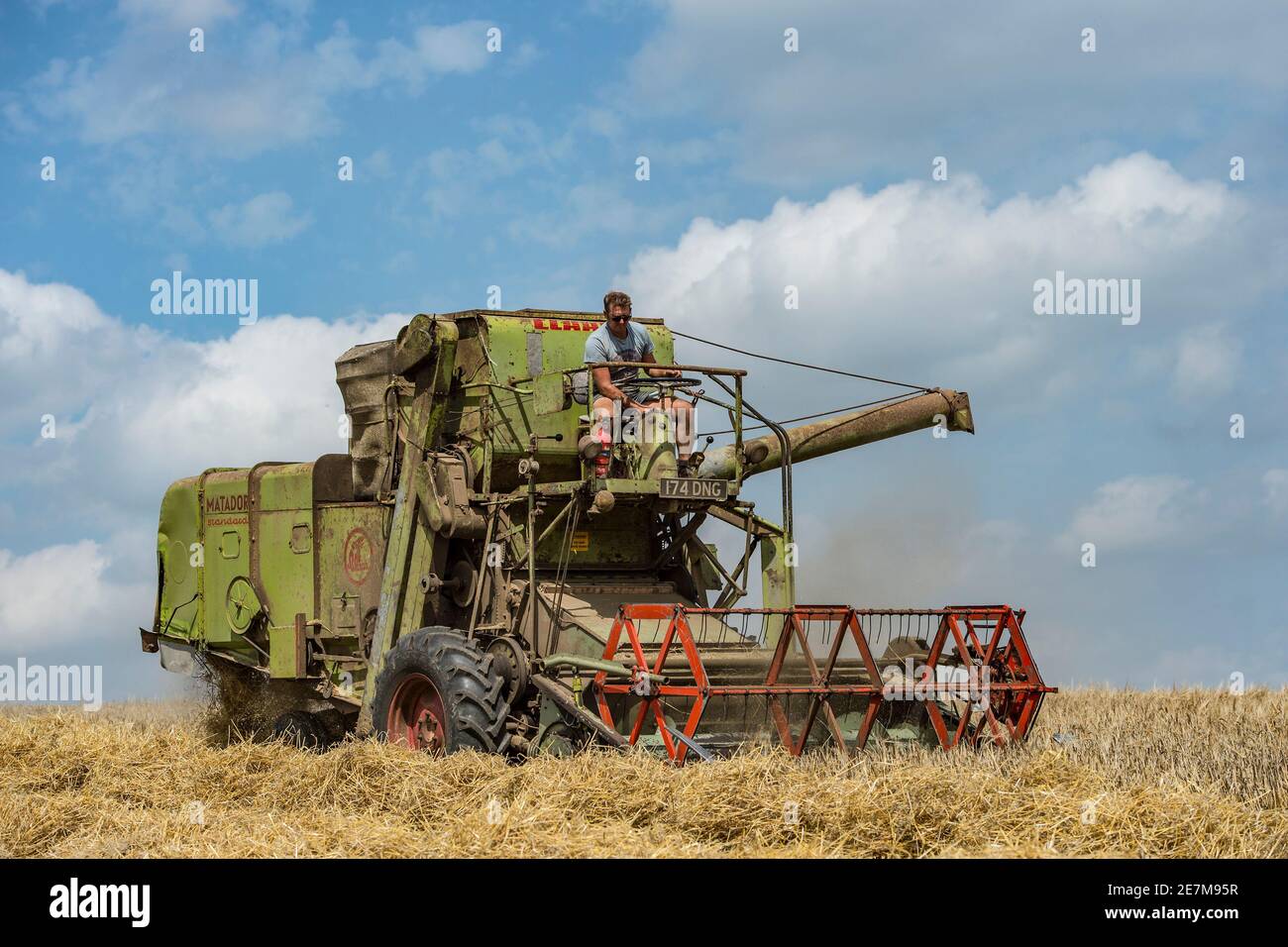 moissonneuse-batteuse claas matador d'époque à l'œuvre en combinant dans le campagne du royaume-uni Banque D'Images