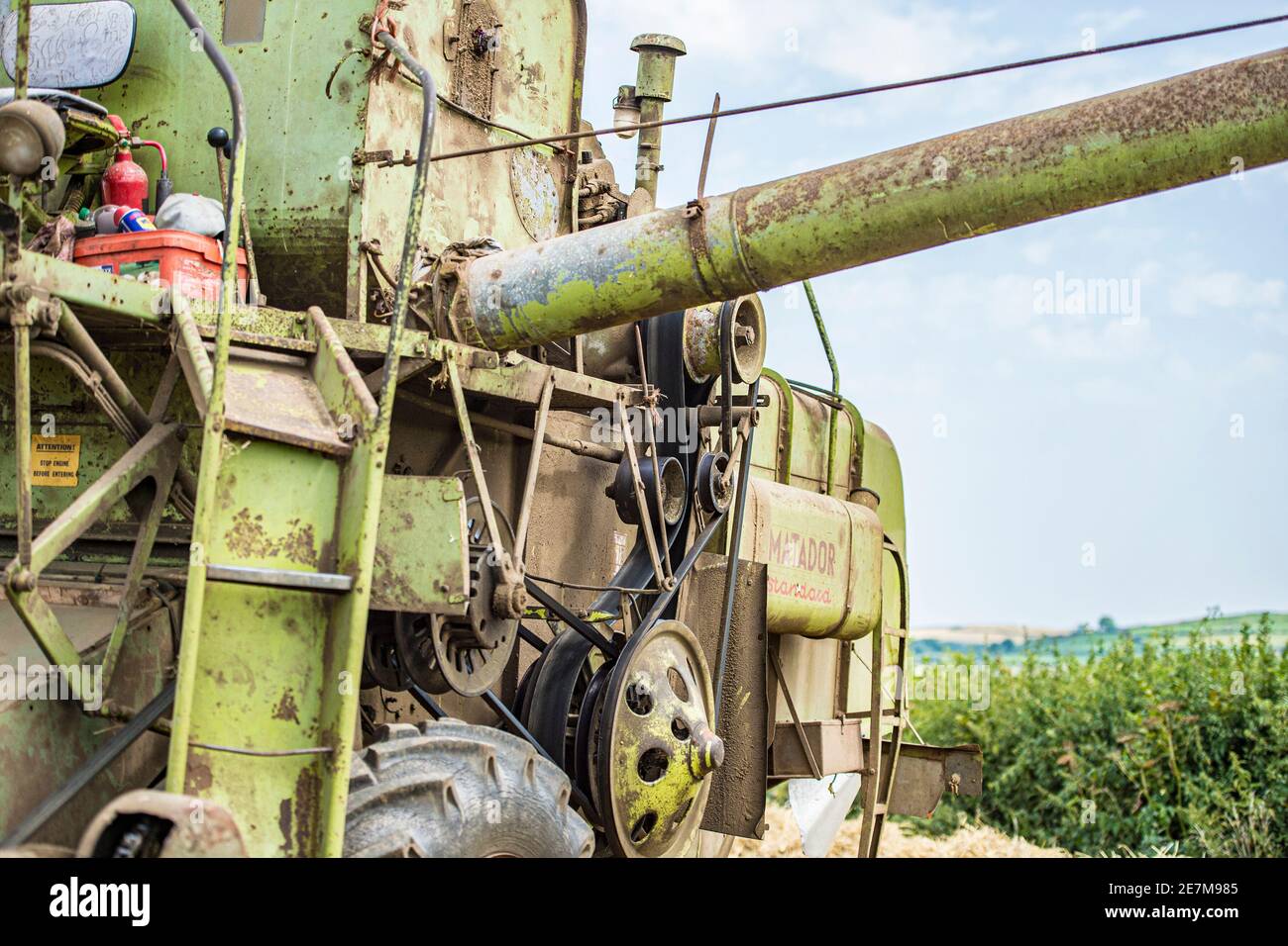 moissonneuse-batteuse claas matador d'époque à l'œuvre en combinant dans le campagne du royaume-uni Banque D'Images