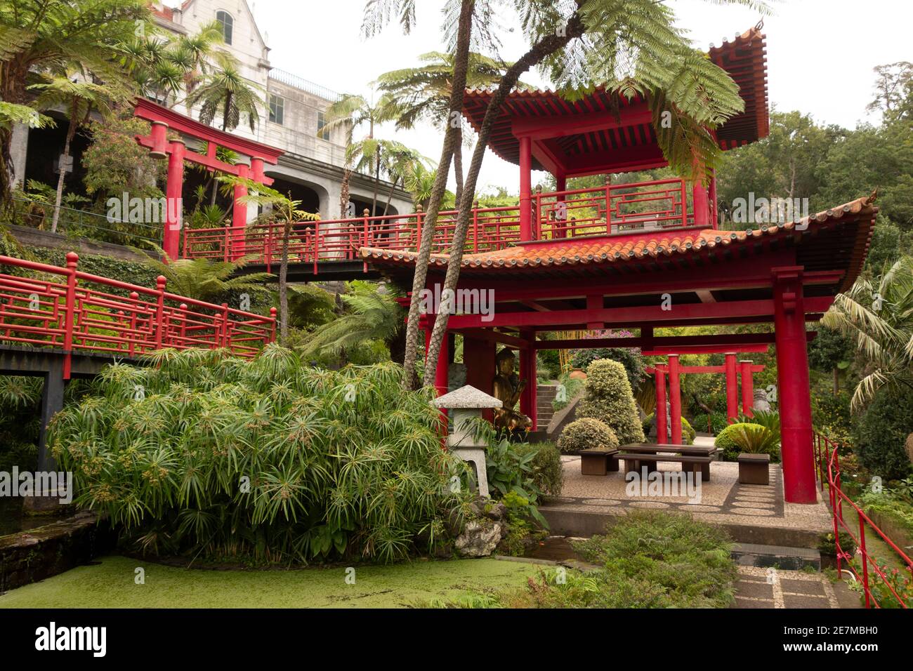 Le temple oriental double hauteur et les ponts dans le sud Jardin oriental dans le jardin tropical du Monte Palace Banque D'Images