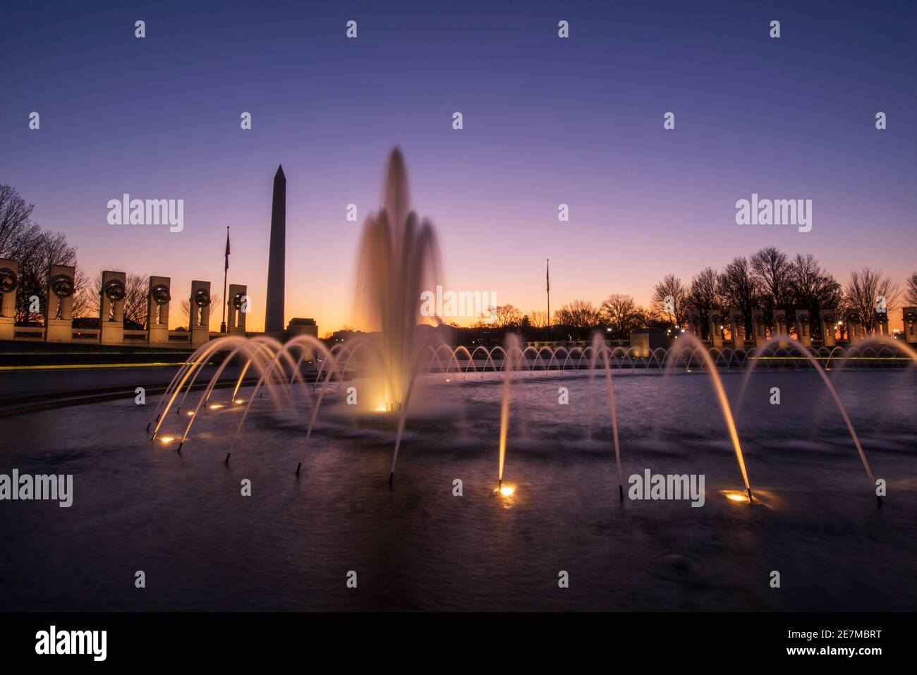 Le ciel brille de pourpre dans la lumière d'avant-aube au monument commémoratif de la Seconde Guerre mondiale au National Mall à Washington, DC. Banque D'Images