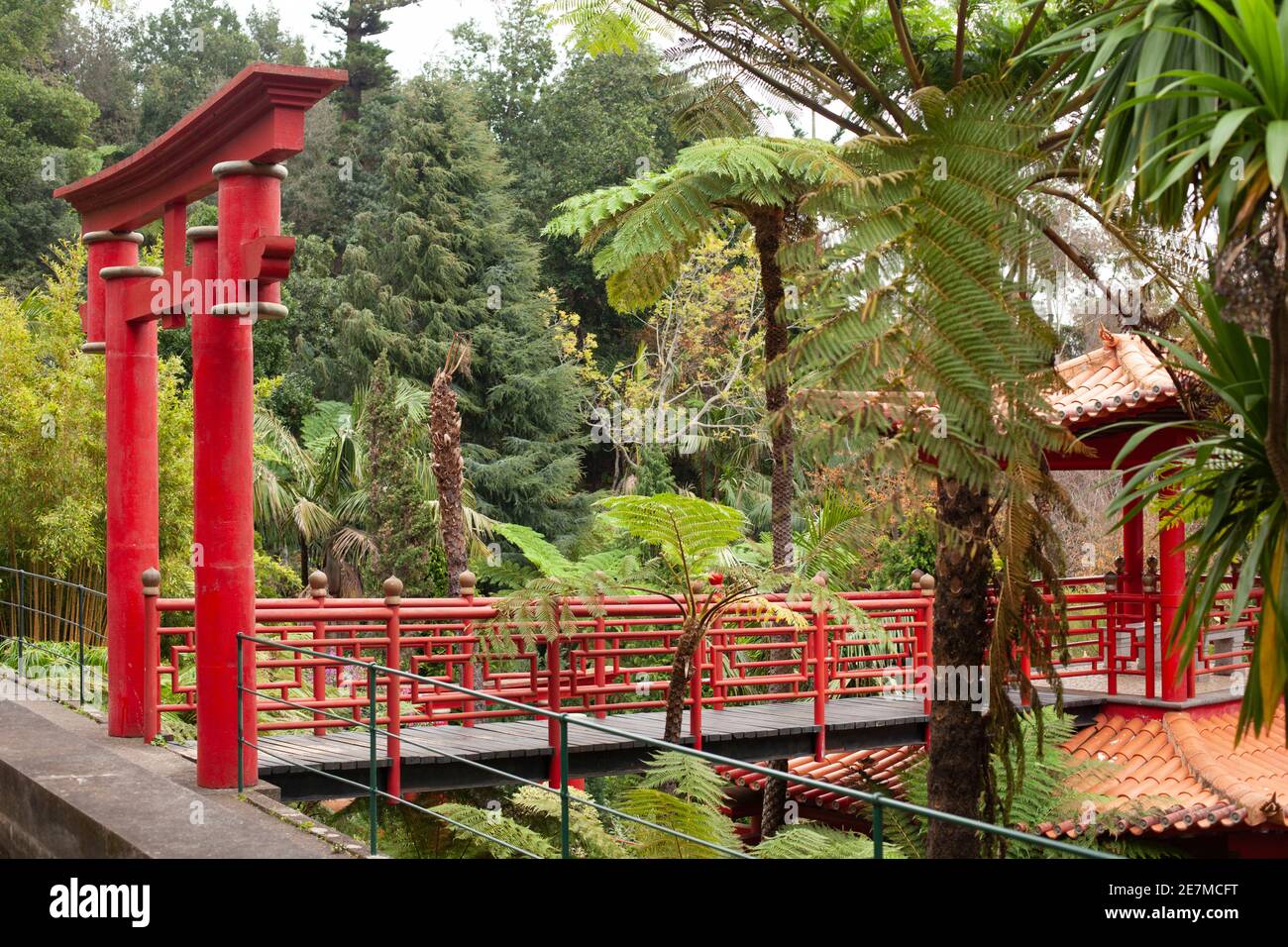 Arche orientale rouge menant à une passerelle surélevée, menant au niveau supérieur du temple double dans le jardin oriental du sud à Monte Palace Trop Banque D'Images