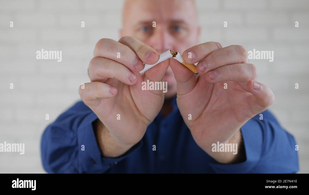 Image avec un homme d'affaires fumant une cigarette. La fumée et la dépendance à la nicotine causent de graves problèmes de santé. Banque D'Images