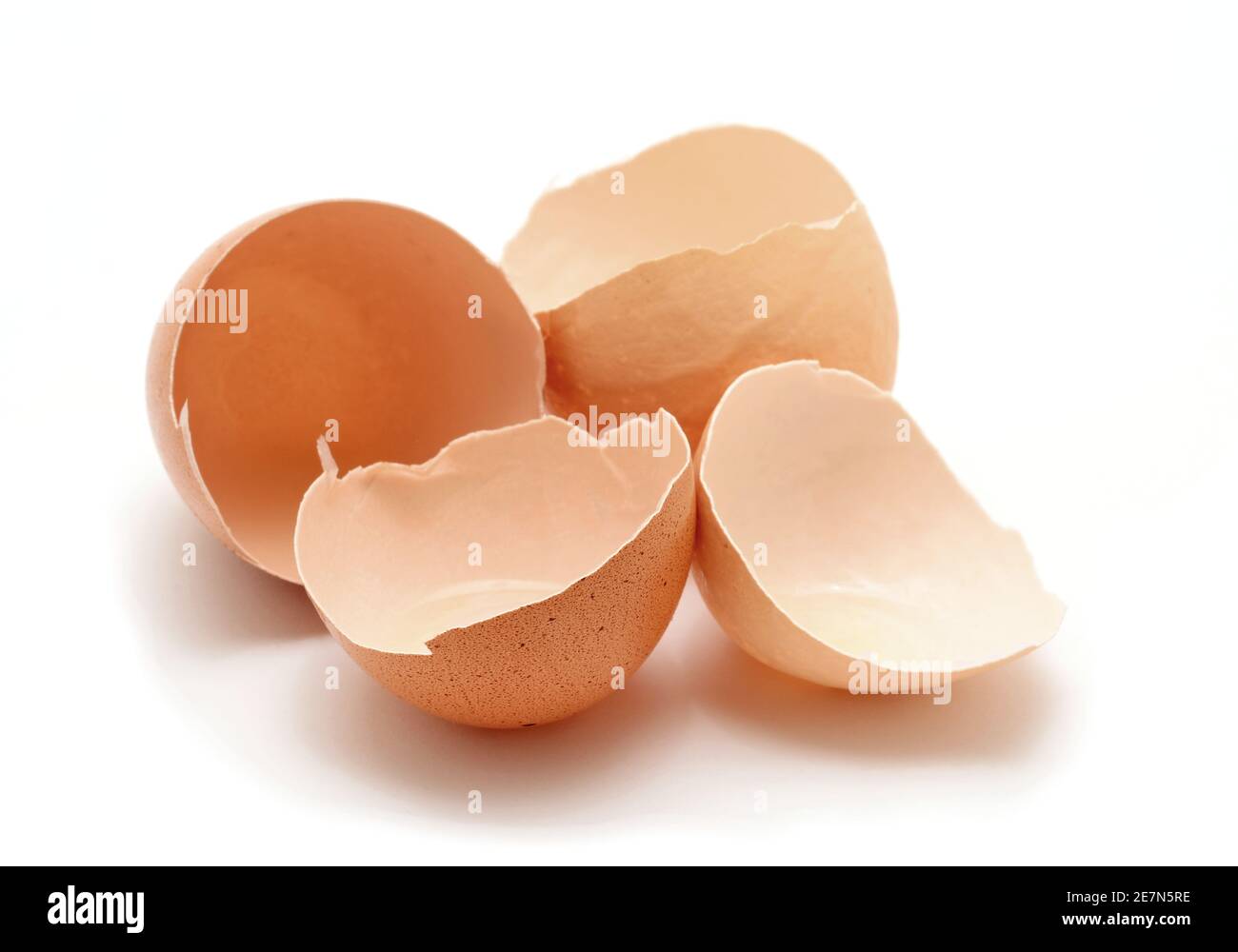 Ouvrez les coquilles d'œufs fissurées sur fond blanc. Banque D'Images