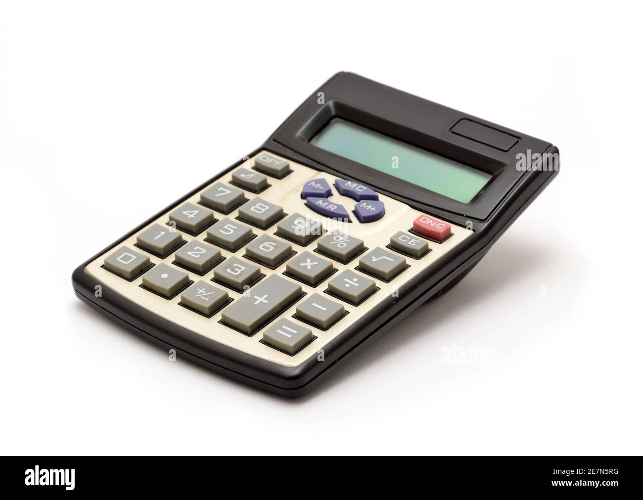 Ancienne calculatrice rétro sur fond blanc. Banque D'Images