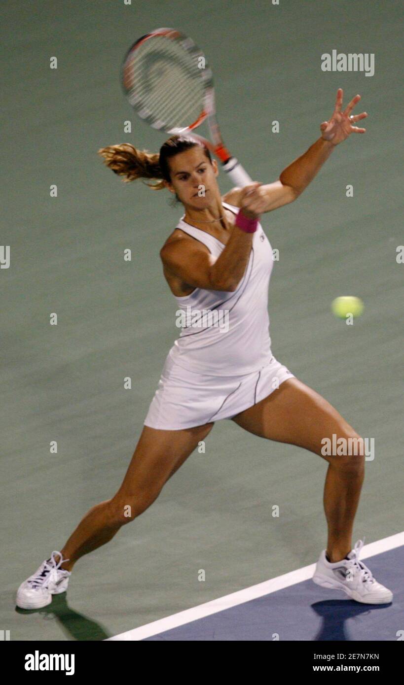 Amelie Mauresmo de France retourne le ballon à Sania Mirza en Inde et à Francesca Schiavone, coéquipier italien, lors de leur double match féminin le premier jour des Championnats de tennis WTA Dubai le 25 février 2008. REUTERS/Jumana El Heloueh (ÉMIRATS ARABES UNIS) Banque D'Images
