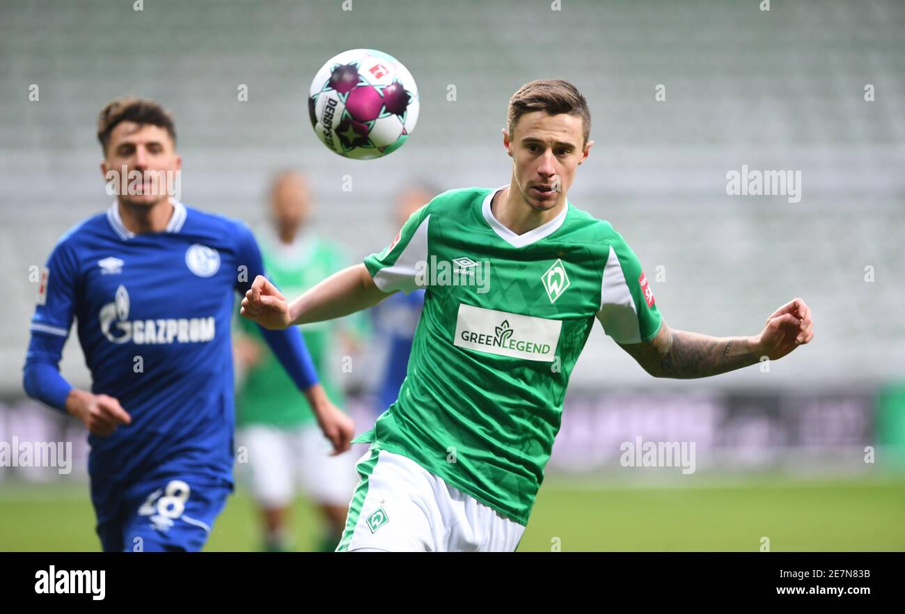 Brême, Allemagne. 30 janvier 2021. Football: Bundesliga, Werder Bremen - FC Schalke 04, Matchday 19. Marco Friedl (r) de Werder est sur le ballon devant Alessandro Schöpf de Schalke. Crédit : Carmen Jaspersen/dpa - REMARQUE IMPORTANTE : Conformément aux règlements de la DFL Deutsche Fußball Liga et/ou de la DFB Deutscher Fußball-Bund, il est interdit d'utiliser ou d'avoir utilisé des photos prises dans le stade et/ou du match sous forme de séquences et/ou de séries de photos de type vidéo./dpa/Alay Live News Banque D'Images