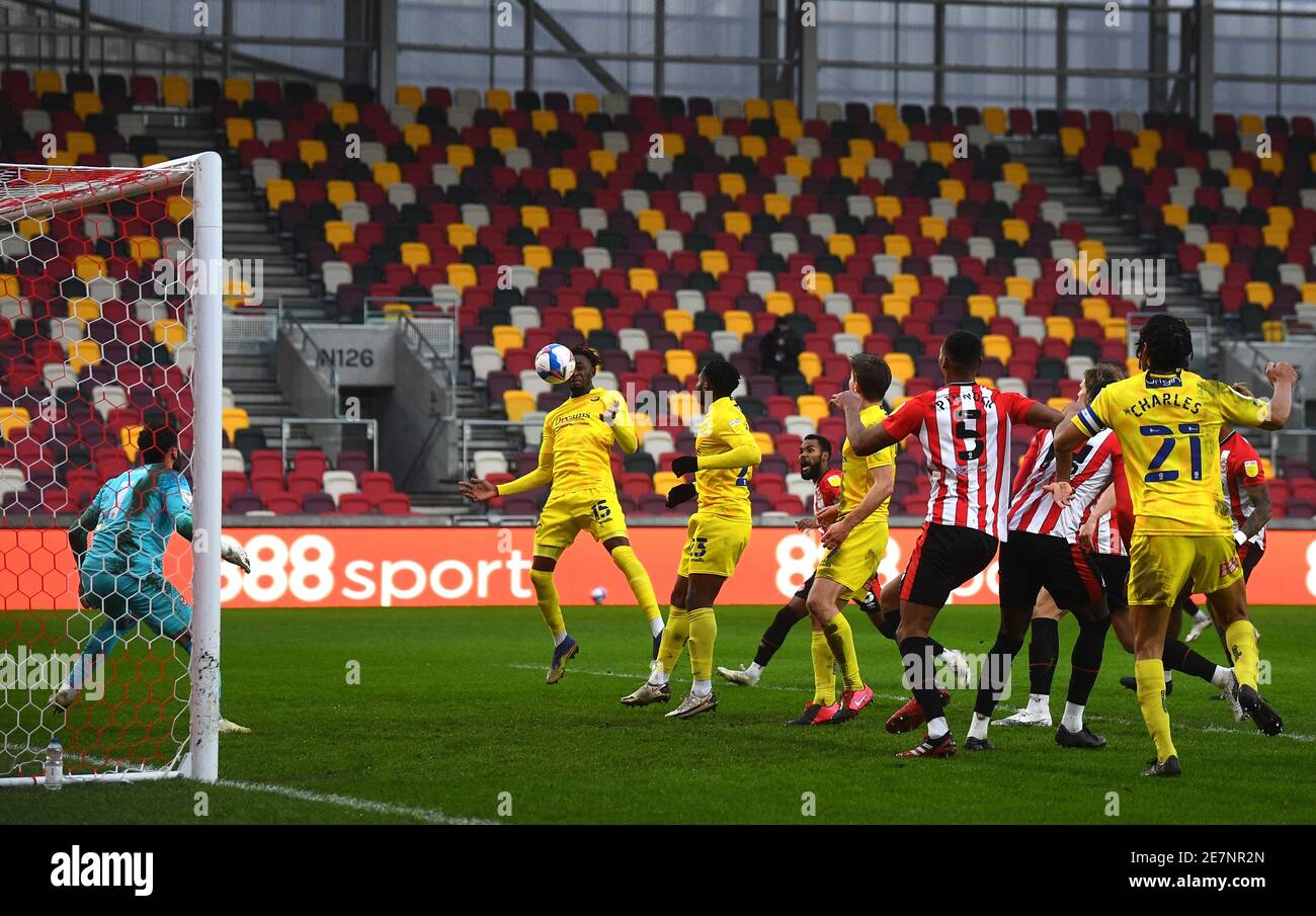 L'Admiral Muskwe de Wycombe Wanderers marque le deuxième but du match du championnat Sky Bet au stade communautaire de Brentford, à Brentford. Date de la photo: Samedi 30 janvier 2021. Banque D'Images