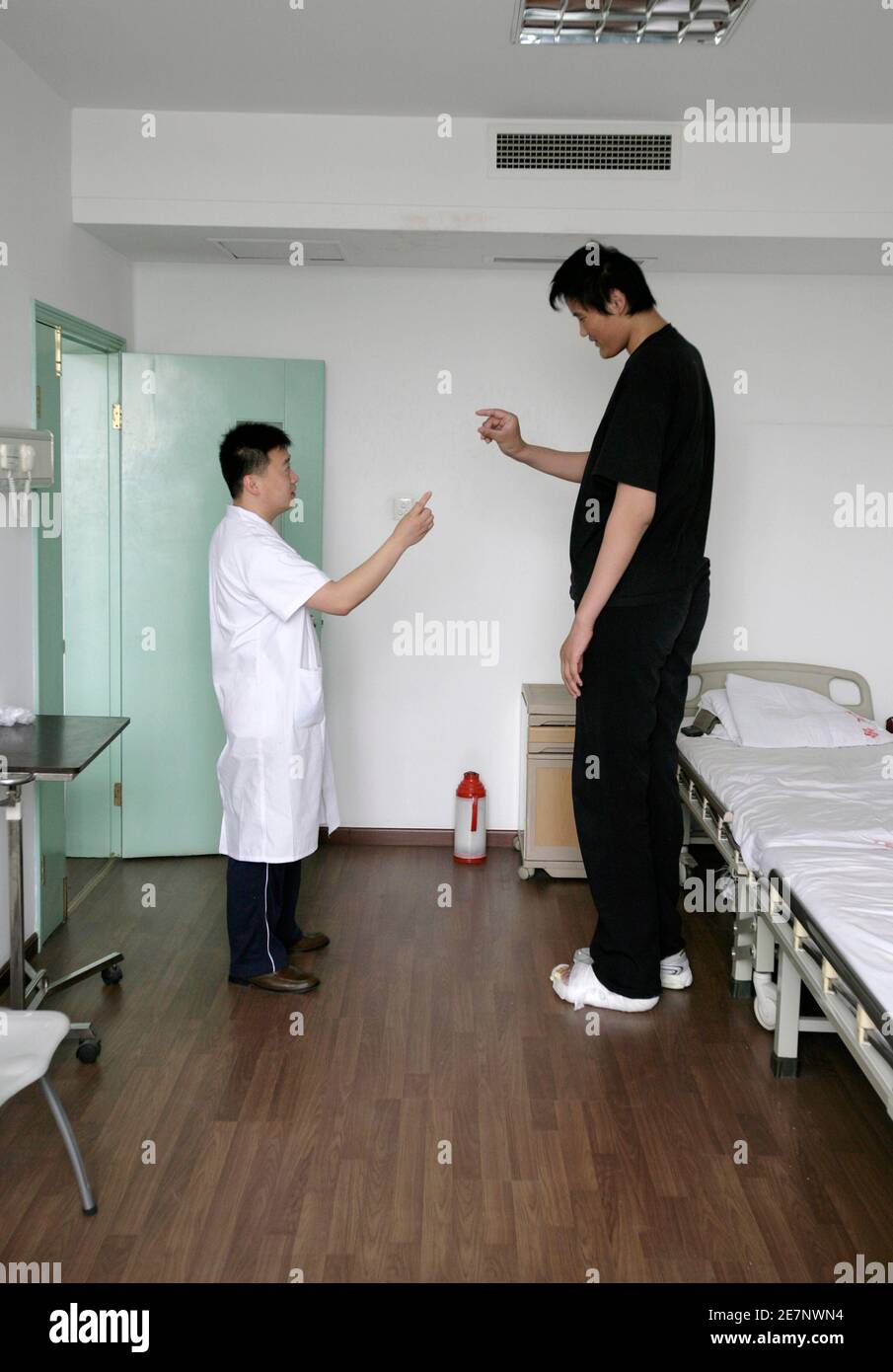 Zhao Liang R Who May Be The World S Tallest Person Talks To His Doctor After A Foot Surgery At A Hospital In Tianjin Municipality May 21 09 At 2 46 Metres 8 Ft