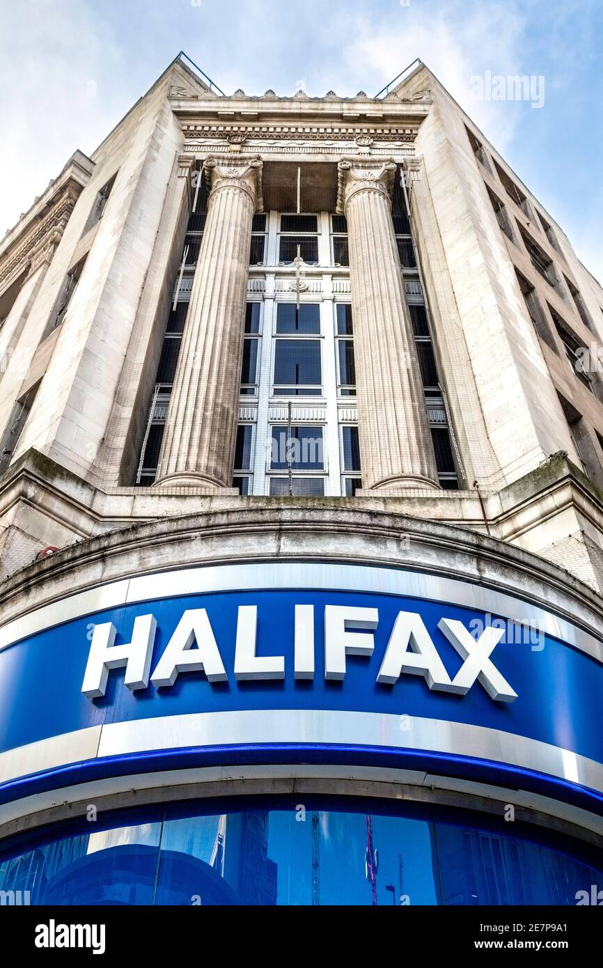 Panneau sur la façade et la banque Halifax à Tottenham court Road, Londres, Royaume-Uni Banque D'Images Panneau sur la façade et la banque Halifax à Tottenham court Road, Londres, Royaume-Uni Banque D'Images