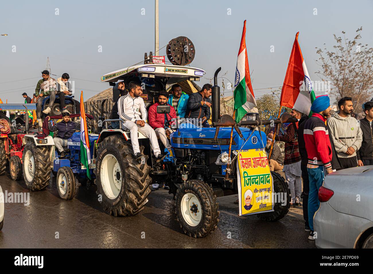 un grand nombre de tracteurs dont le drapeau indien est destiné à un rassemblement de tracteurs lors de manifestations d'agriculteurs à la frontière de tikri, delhi, inde. Banque D'Images