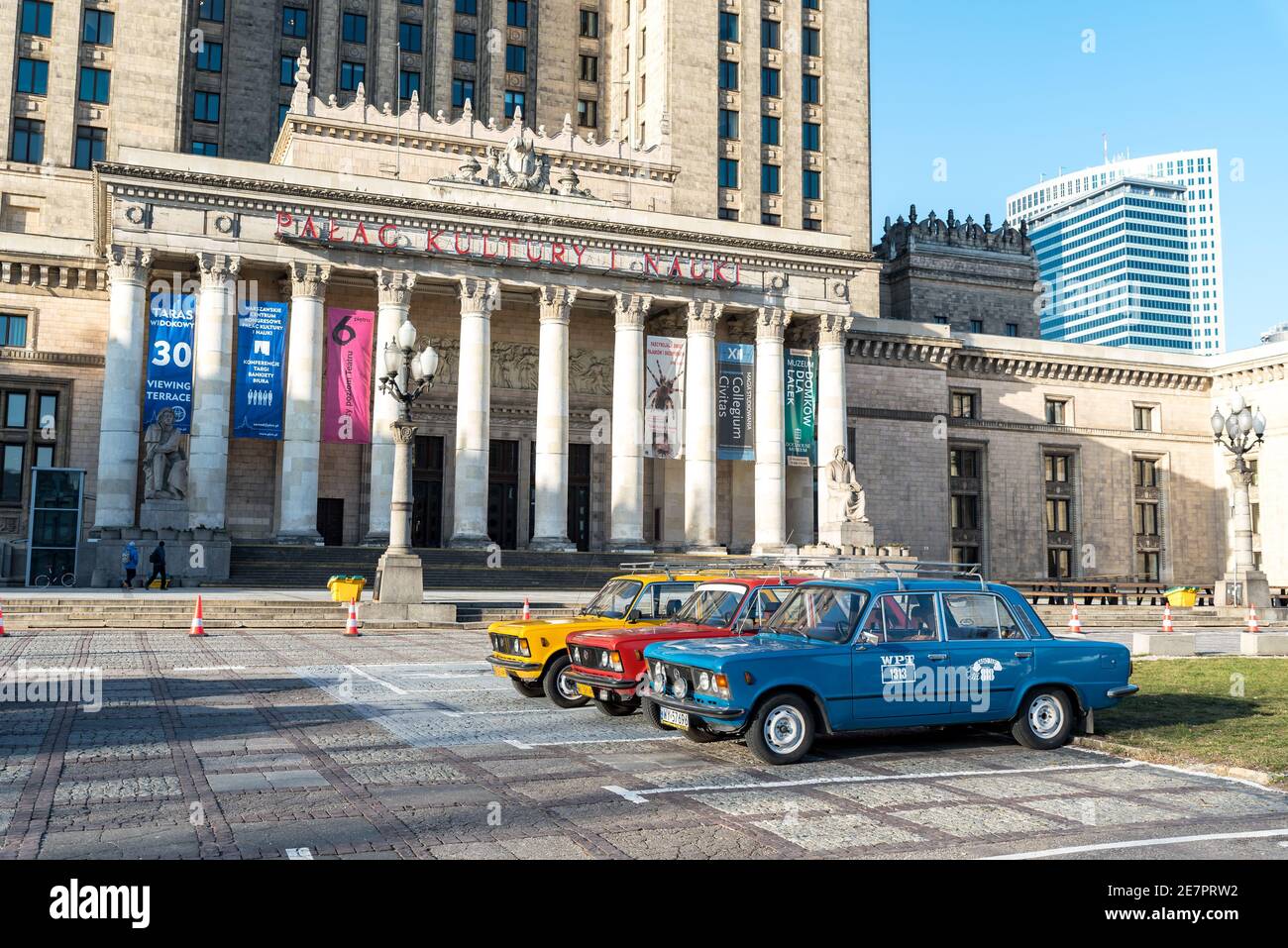 Varsovie, Pologne - 08 février 2020 : exposition de voitures classiques Fiat 125p i126p. Voitures de l'ère PRL. Grosse Fiat comme taxi. Voitures anciennes exposées Banque D'Images