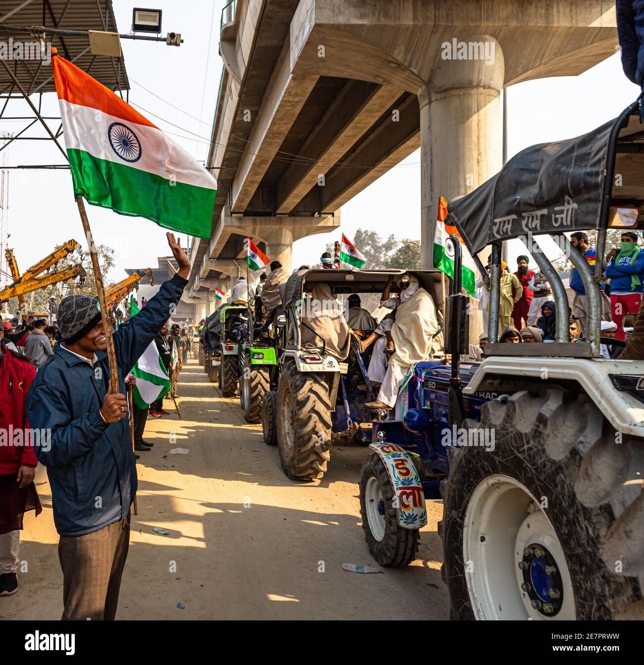 un grand nombre de tracteurs dont le drapeau indien est destiné à un rassemblement de tracteurs lors de manifestations d'agriculteurs à la frontière de tikri, delhi, inde. Banque D'Images