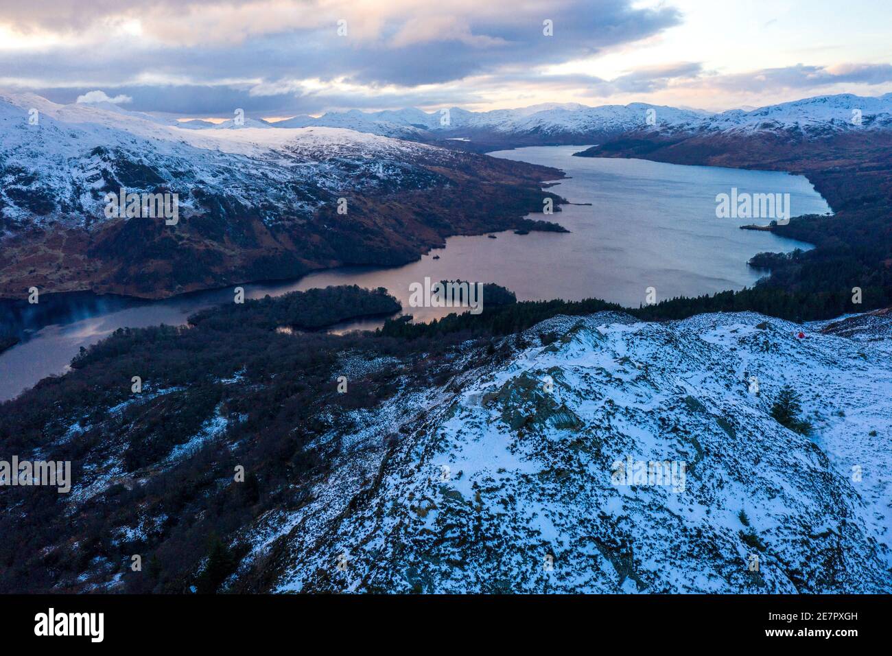 Ben A'an et Loch Katrine, Loch Lomond et parc national de Trossachs, Écosse, Royaume-Uni. 30 janvier 2021. Photo : les températures glaciales restent sur les sommets de l'Écosse avec le sommet vide de Ben A'an pendant la phase 4 de verrouillage et la neige couvre encore son sommet avec la toile de fond du Loch Katrine et les montagnes environnantes du parc national au loin. Plus de glace et de neige sont prévues. Crédit : Colin Fisher/Alay Live News Banque D'Images