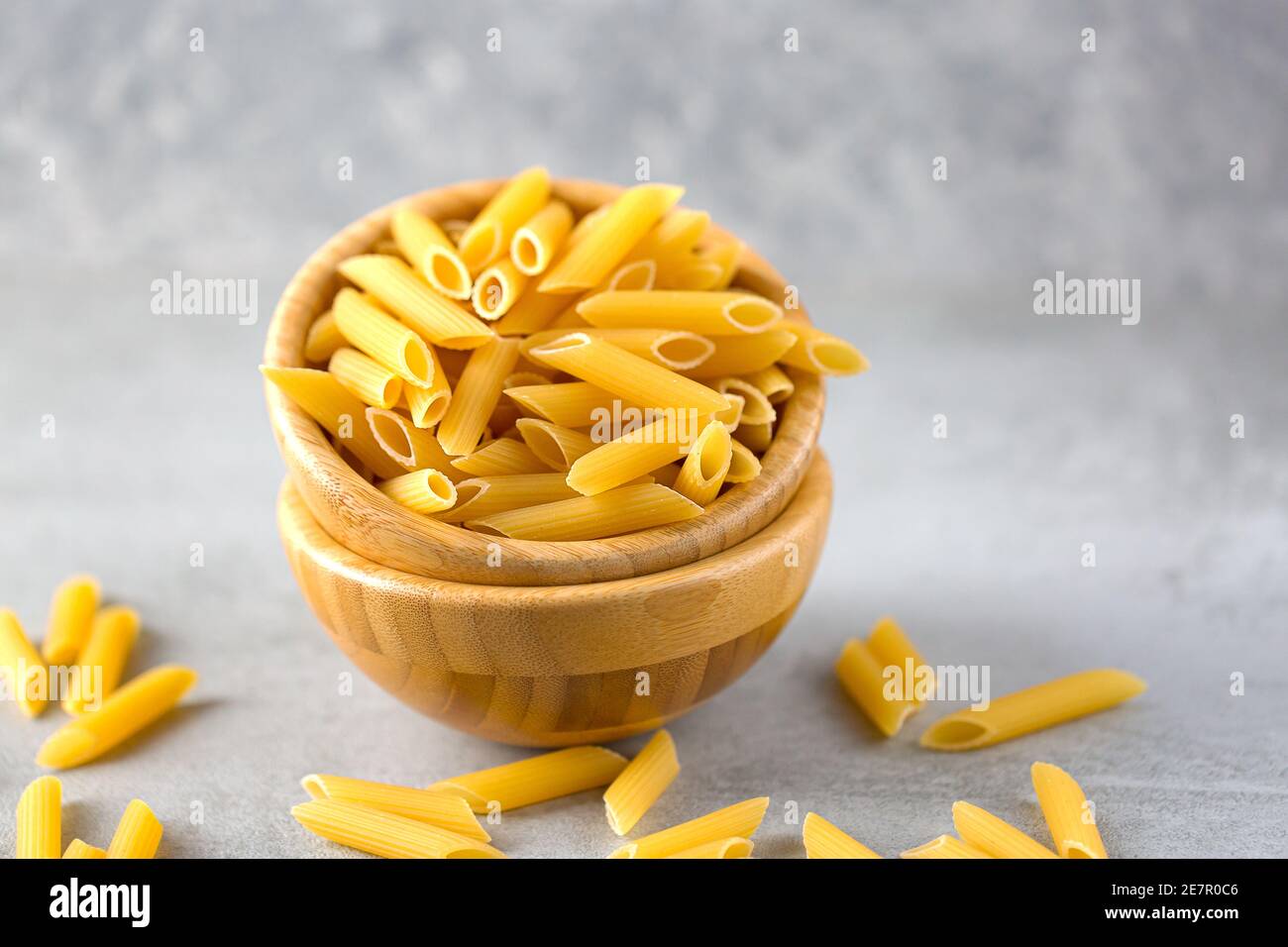 Bol de pâtes de penne crues sur fond gris ultime Banque D'Images