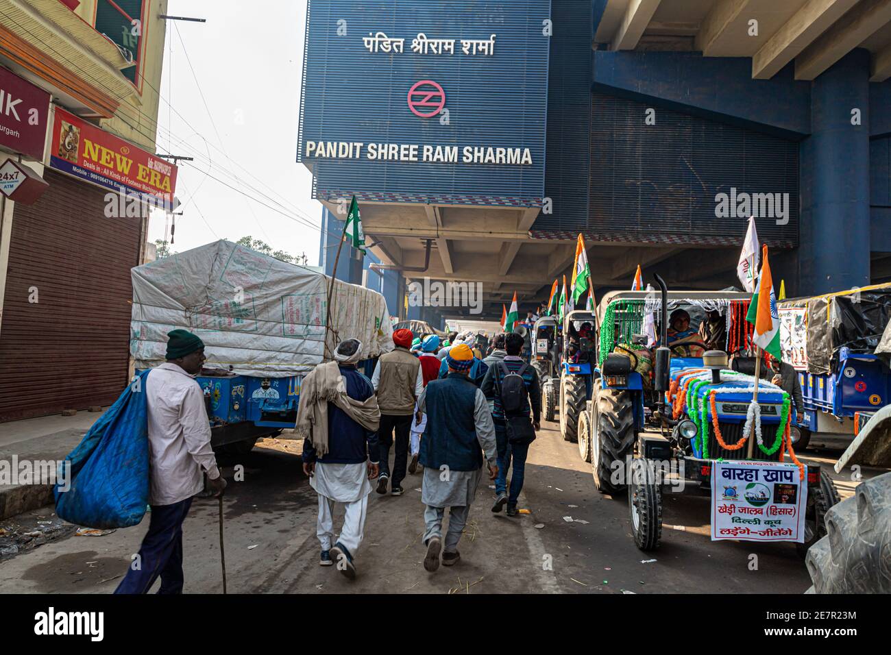 un grand nombre de tracteurs dont le drapeau indien est destiné à un rassemblement de tracteurs lors de manifestations d'agriculteurs à la frontière de tikri, delhi, inde. Banque D'Images