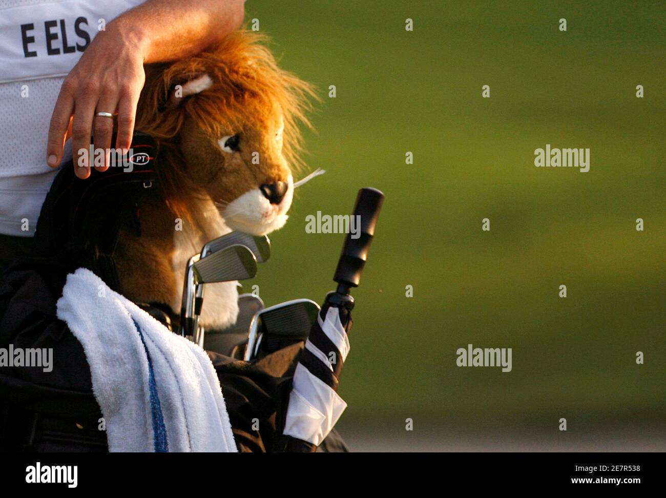 The caddie of South Africa's Ernie Els looks after a lion head club cover  during the Singapore Open golf tournament September 10, 2006. REUTERS/Nicky  Loh (SINGAPORE Photo Stock - Alamy