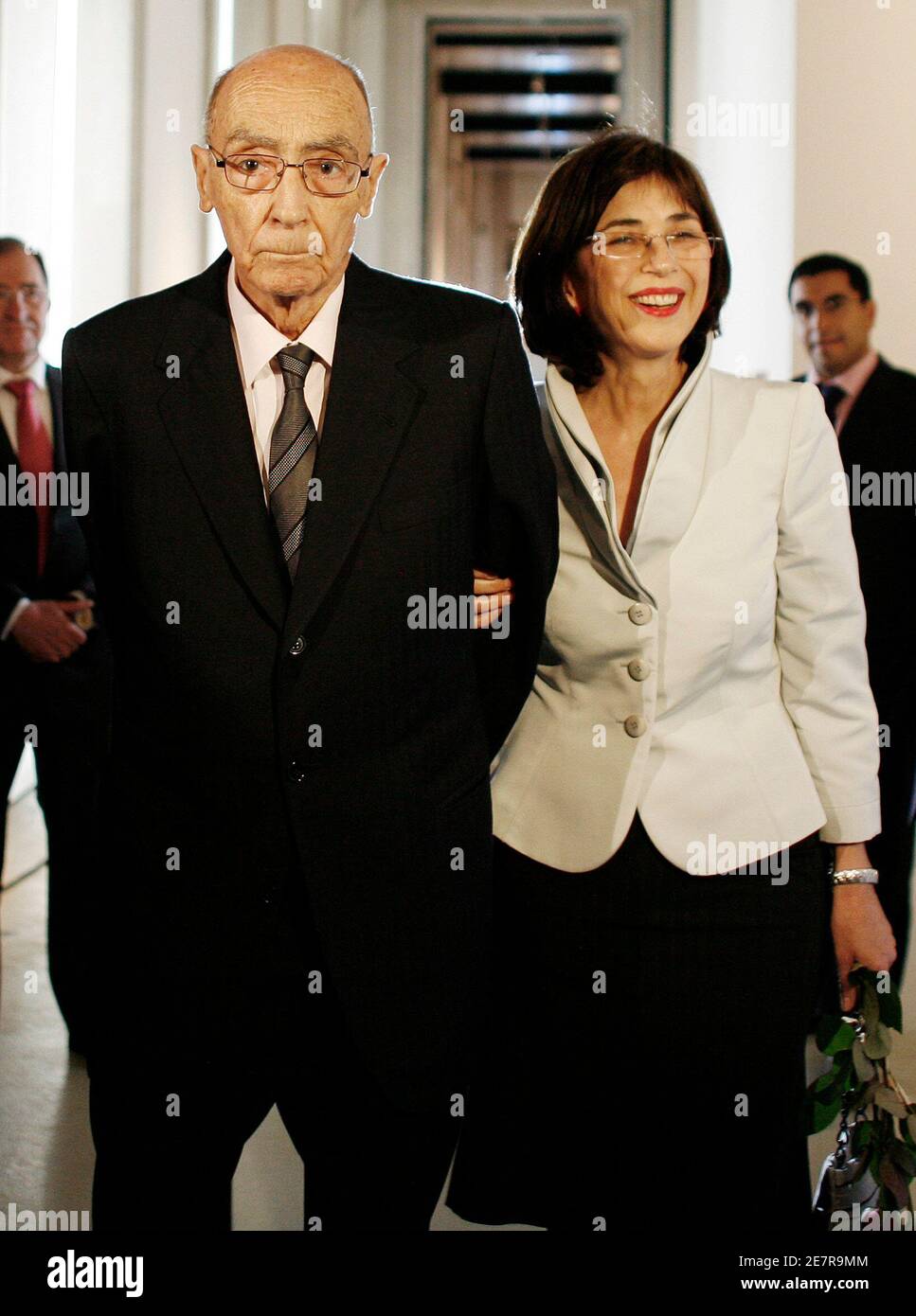 Portuguese Nobel Literature laureate Jose Saramago (L) and his wife Pilar Del Rio walk in his exhibition called "Consistencia dos Sonhos" (Consistency of Dreams) in Lisbon April 23, 2008. The multimedia exhibition, which opens to public from April 23 to July 27, displays documents on the life and work of Saramago, including original texts. REUTERS/Nacho Doce (PORTUGAL) Banque D'Images