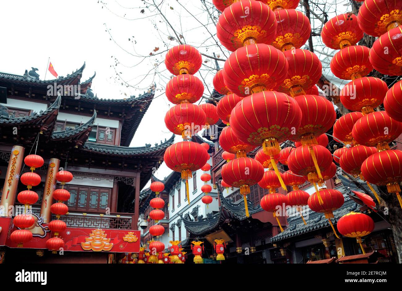 Lanternes rouges typiques dans la ville chinoise pour célébrer le nouvel an chinois. Banque D'Images