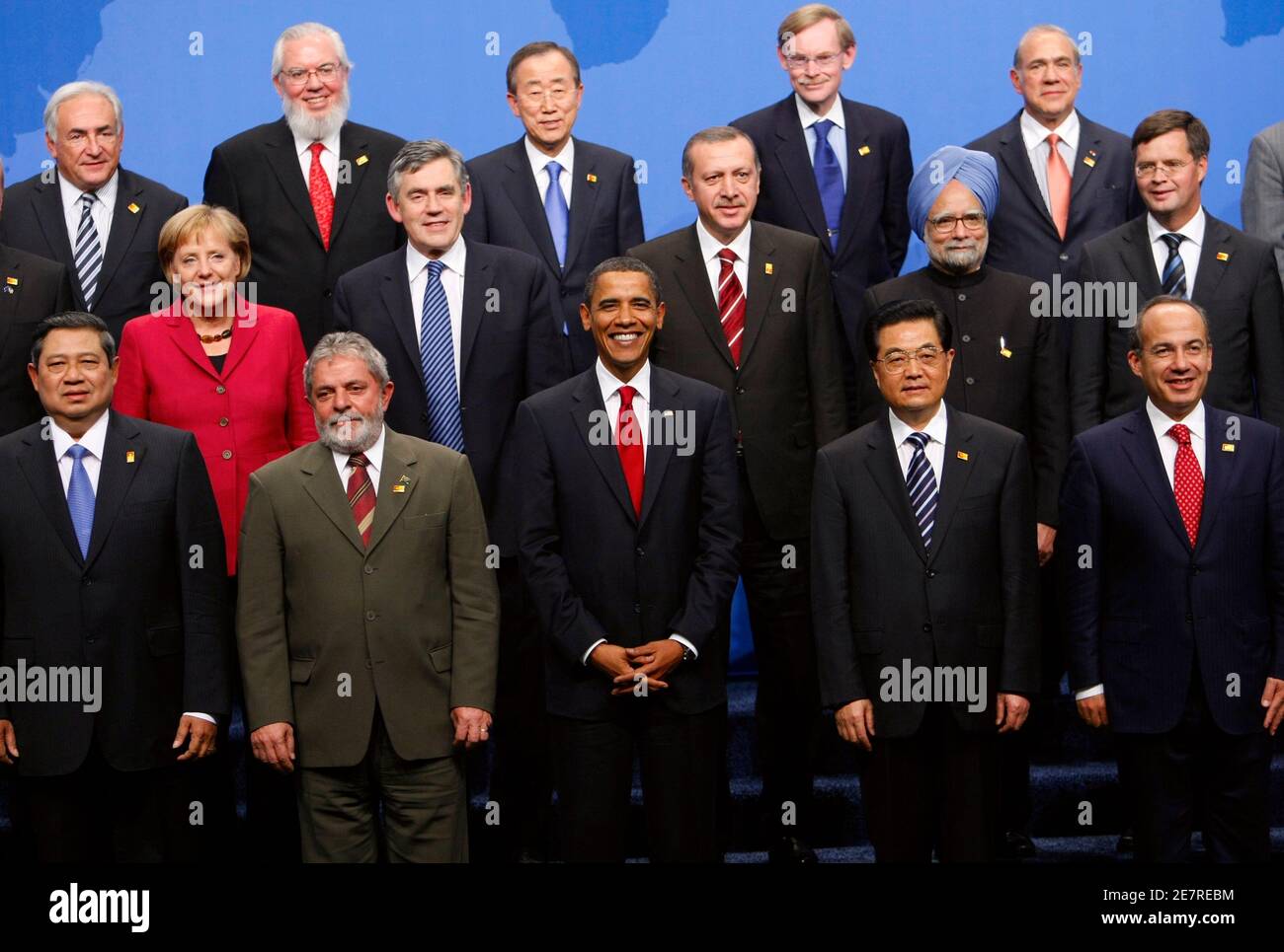 G20 leaders gather for a group photo at the G20 Summit in Pittsburgh,  Pennsylvania, September 25, 2009. Front row, L-R: Indonesia's President  Susilo Bambang Yudhoyono, Brazil's President Luiz Inacio Lula da Silva,