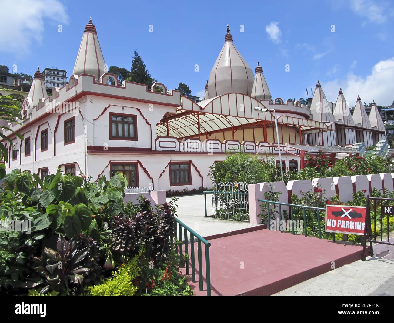 Temple Mangal Dham Pranami entouré d'un jardin sous la lumière du soleil à Kalipong, Inde Banque D'Images