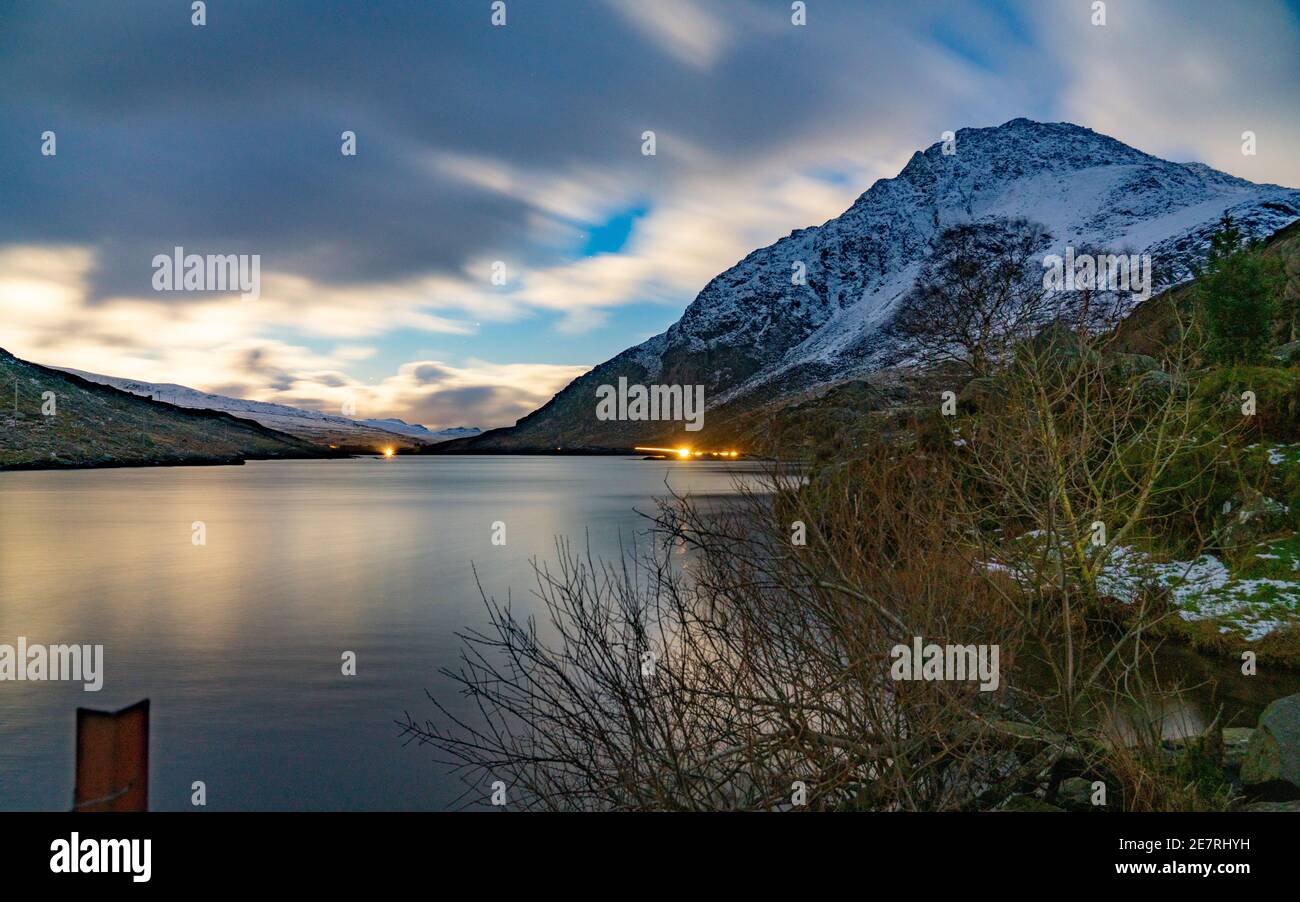 Llyn Ogwen, près de Bethesda, Gwynedd, dans le nord du pays de Galles, à Moonlight, prise en décembre 2020. Banque D'Images
