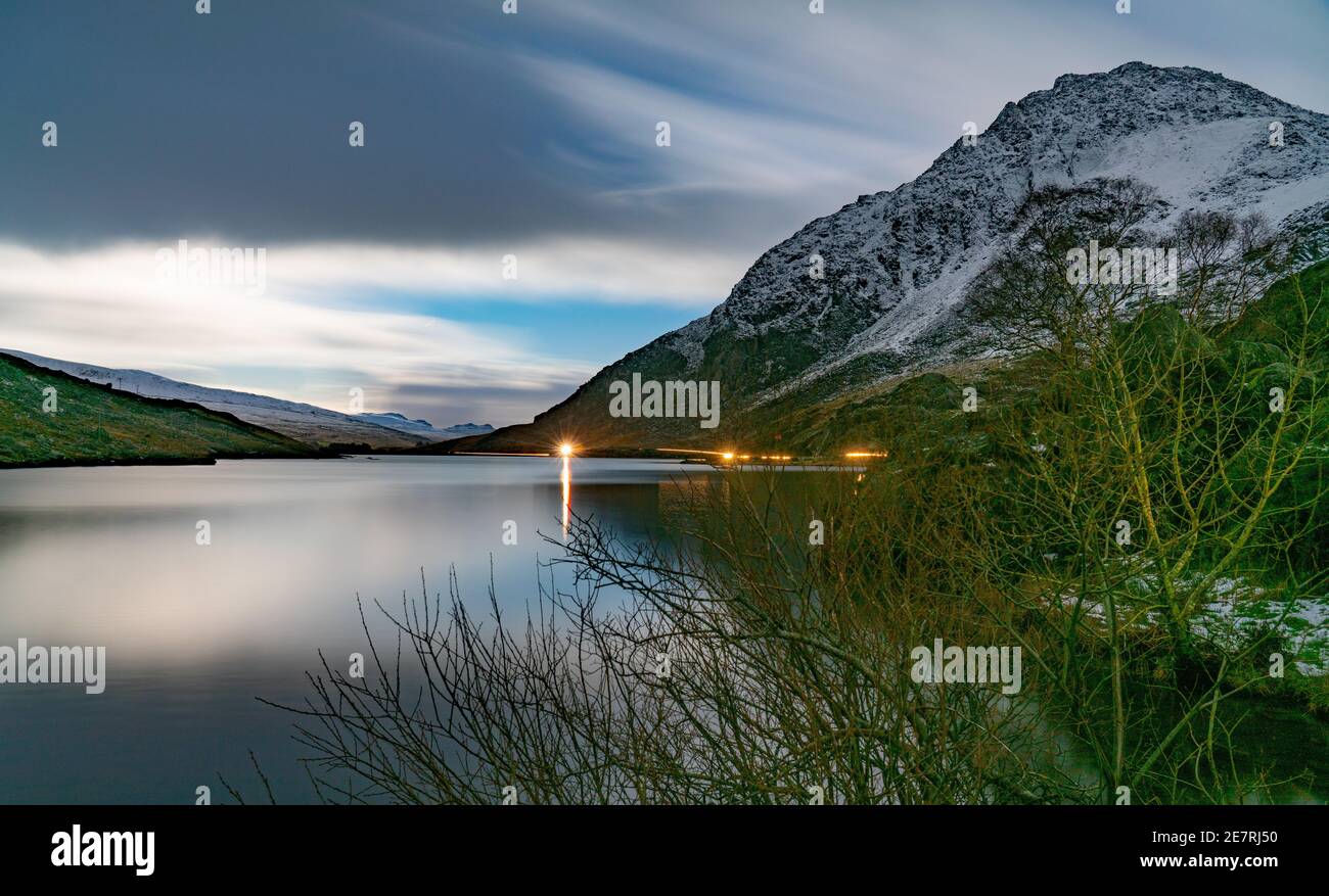 Llyn Ogwen, près de Bethesda, Gwynedd, dans le nord du pays de Galles, à Moonlight, prise en décembre 2020. Banque D'Images