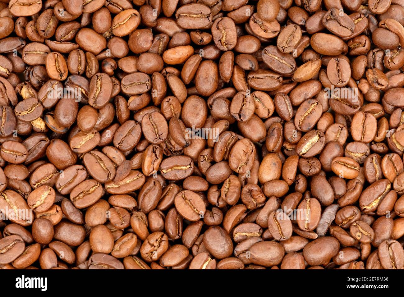 Gros plan sur les grains de café torrétés au commerce de gros grains Banque D'Images