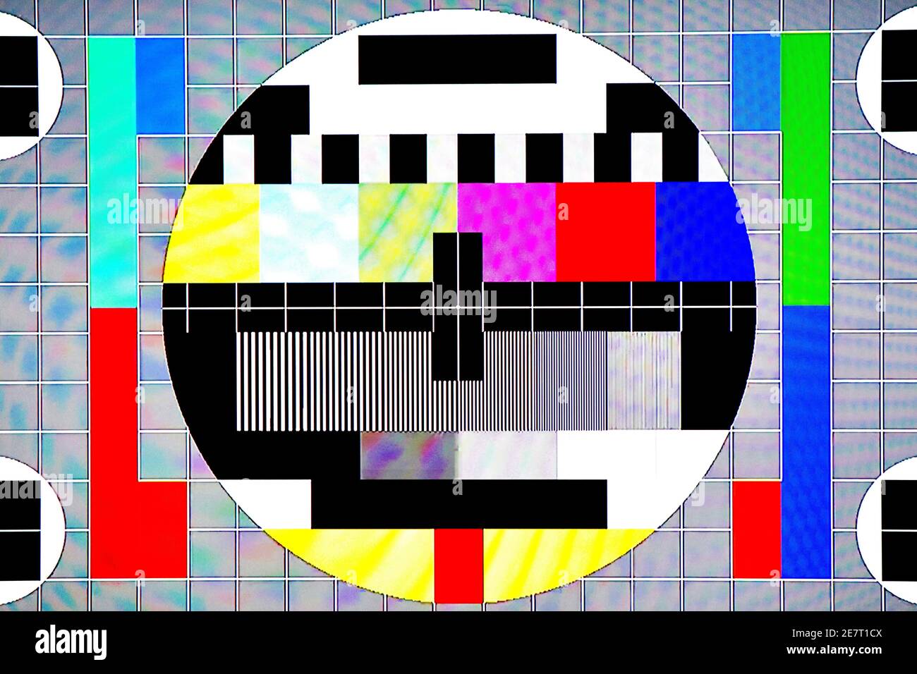 Modèle de test TV généré par un Monoscope avec une tension de bruit Effet – photo originale d'un téléviseur d'époque Banque D'Images