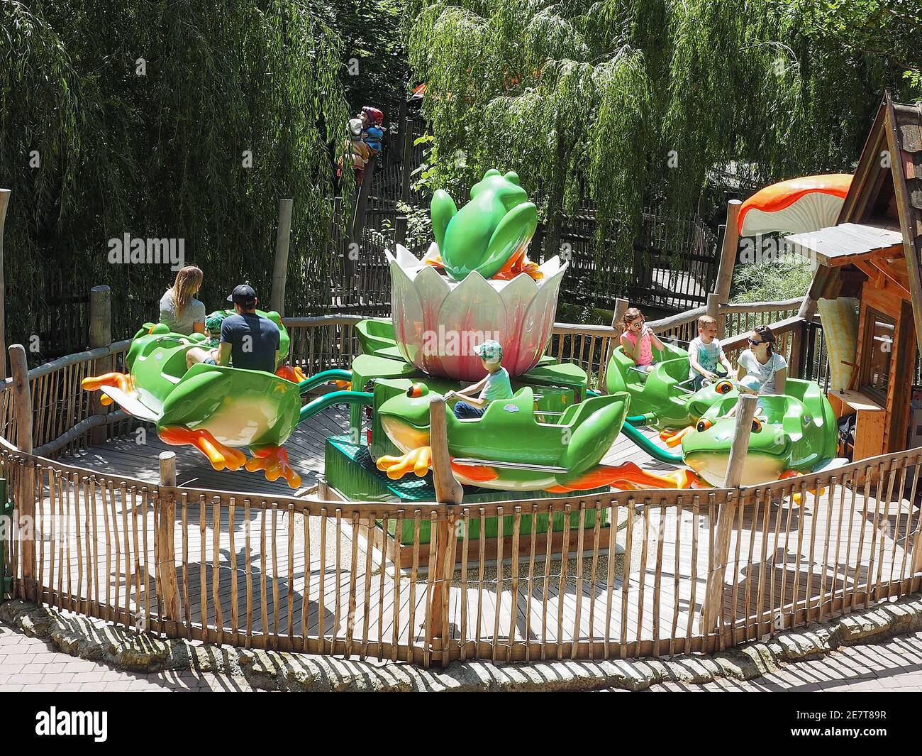 ST. MARGARETHEN, AUTRICHE - 8 juin 2017 : carrousel de saut à la grenouille. Attraction à Familypark. Parc d'attractions dans la région du Burgenland. Banque D'Images