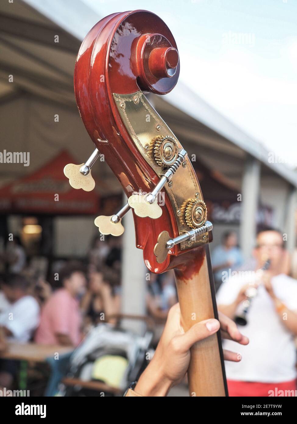 Tête de lit de double basses. Gros plan de l'instrument de musique dans la main masculine. Faible profondeur de champ. Banque D'Images