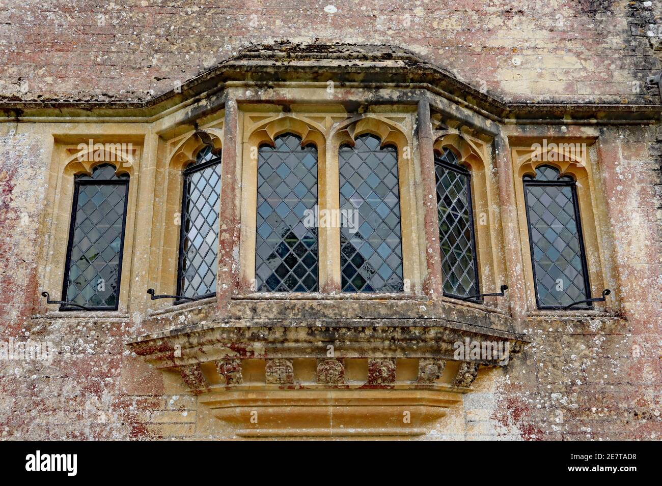 Une ancienne fenêtre au plomb avec un cadre en béton dans un Ancienne maison de campagne anglaise Banque D'Images