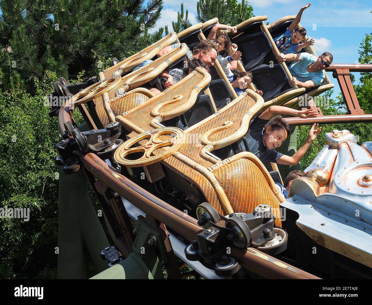 ST. MARGARETHEN, AUTRICHE - 8 juin 2017 : des gens heureux s'assoient dans les montagnes russes de Gotterblitz. Attraction à Familypark, parc d'attractions dans la région de Burgenland Banque D'Images