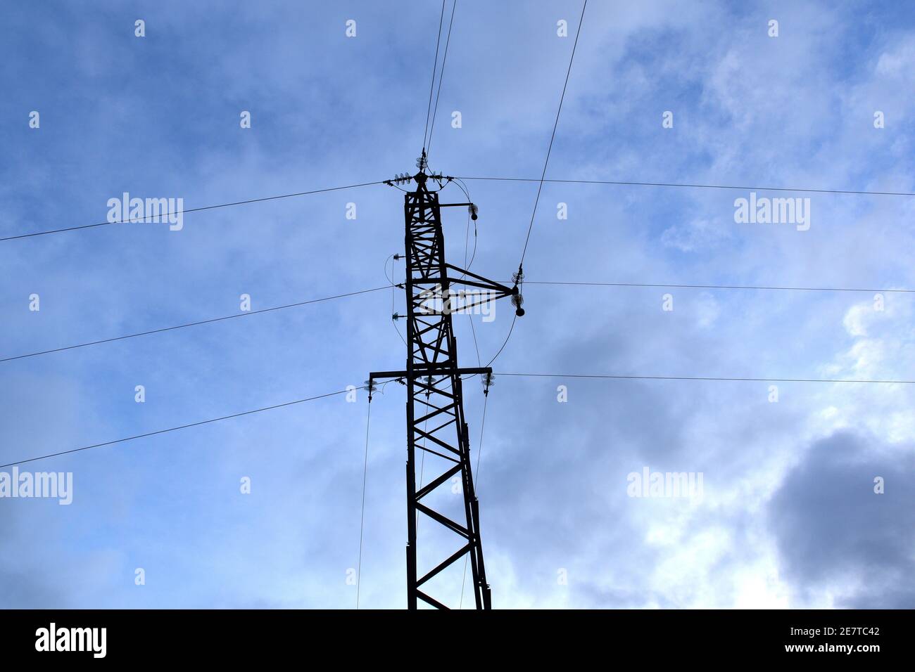 Tour d'électricité moyenne tension rétroéclairé. Ciel bleu avec nuages. La Rioja. Banque D'Images