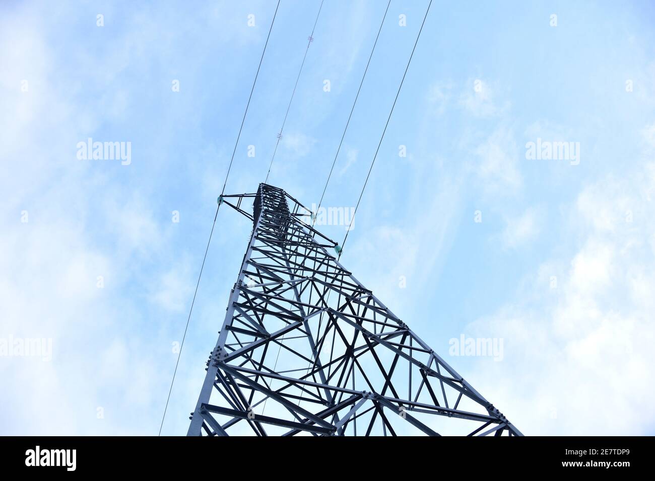Tour d'électricité vue de la base. Jour ensoleillé et nuageux dans la vallée de Cidacos. Banque D'Images