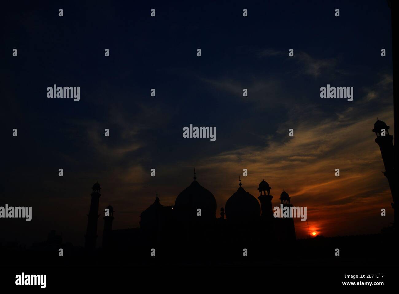 Une vue impressionnante et attrayante des nuages qui se planent Le ciel au-dessus de la mosquée historique de Badshahi pendant le coucher du soleil à Lahore Banque D'Images