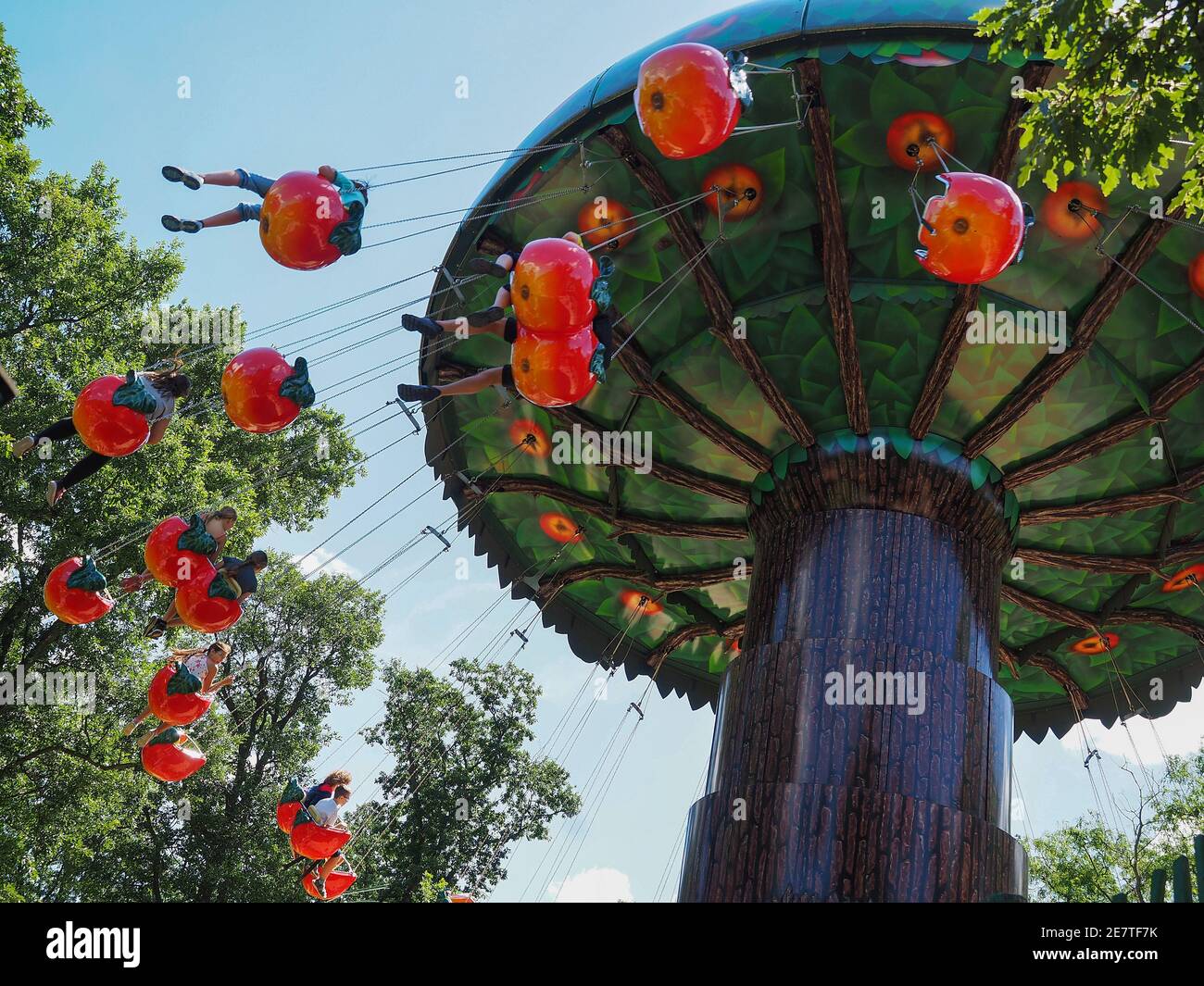 ST. MARGARETHEN, AUTRICHE - 8 juin 2017 : le carrousel d'oscillation Apfelflug. Attraction à Familypark, le parc d'attractions de la région du Burgenland. Banque D'Images