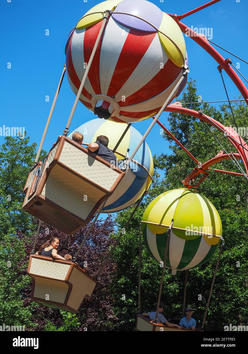 ST. MARGARETHEN, AUTRICHE - 8 juin 2017 : carrousel à ballons. Attraction à Familypark, parc d'attractions dans la région de Burgenland. Banque D'Images