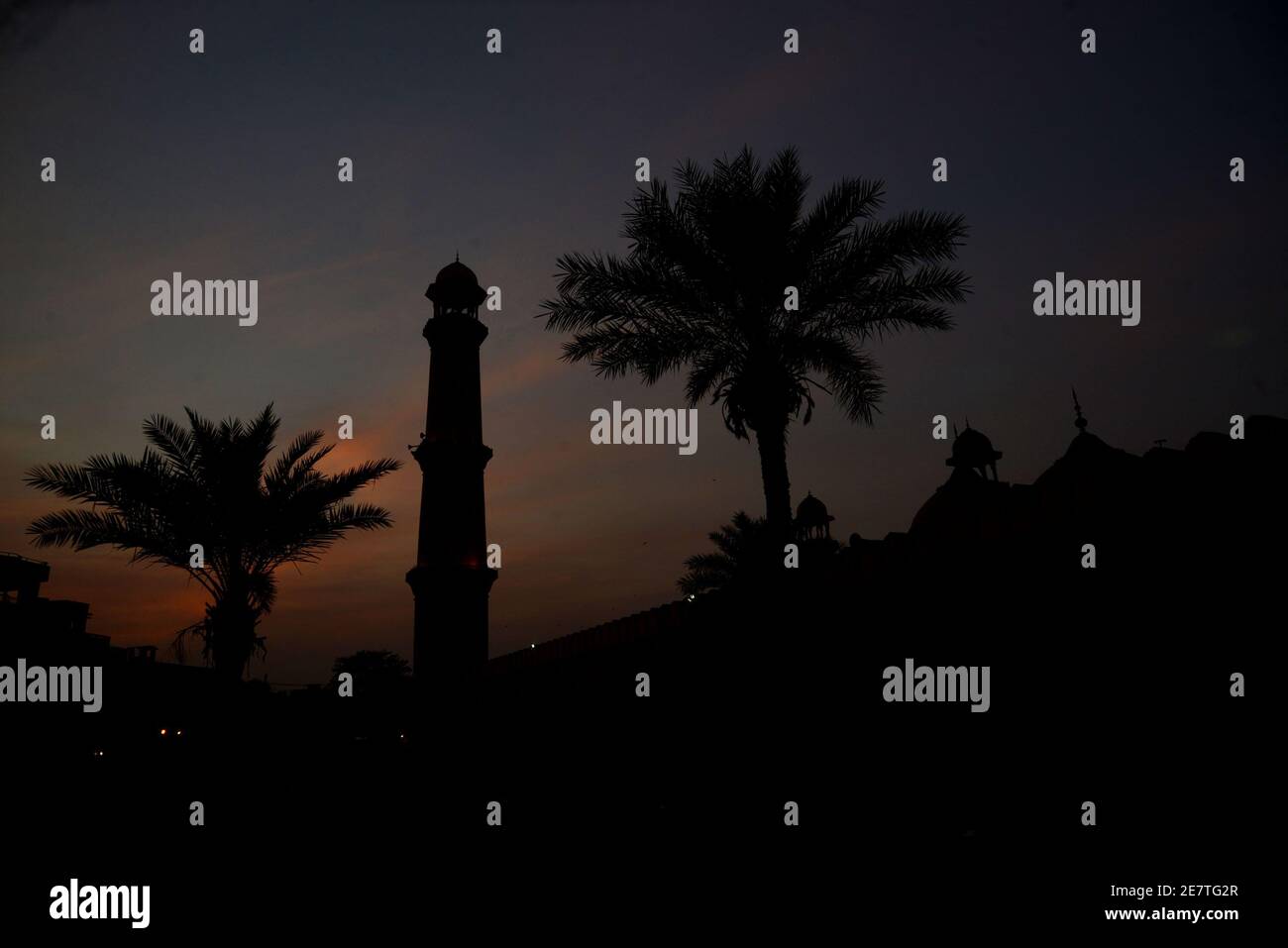 Une vue impressionnante et attrayante des nuages qui se planent Le ciel au-dessus de la mosquée historique de Badshahi pendant le coucher du soleil à Lahore Banque D'Images