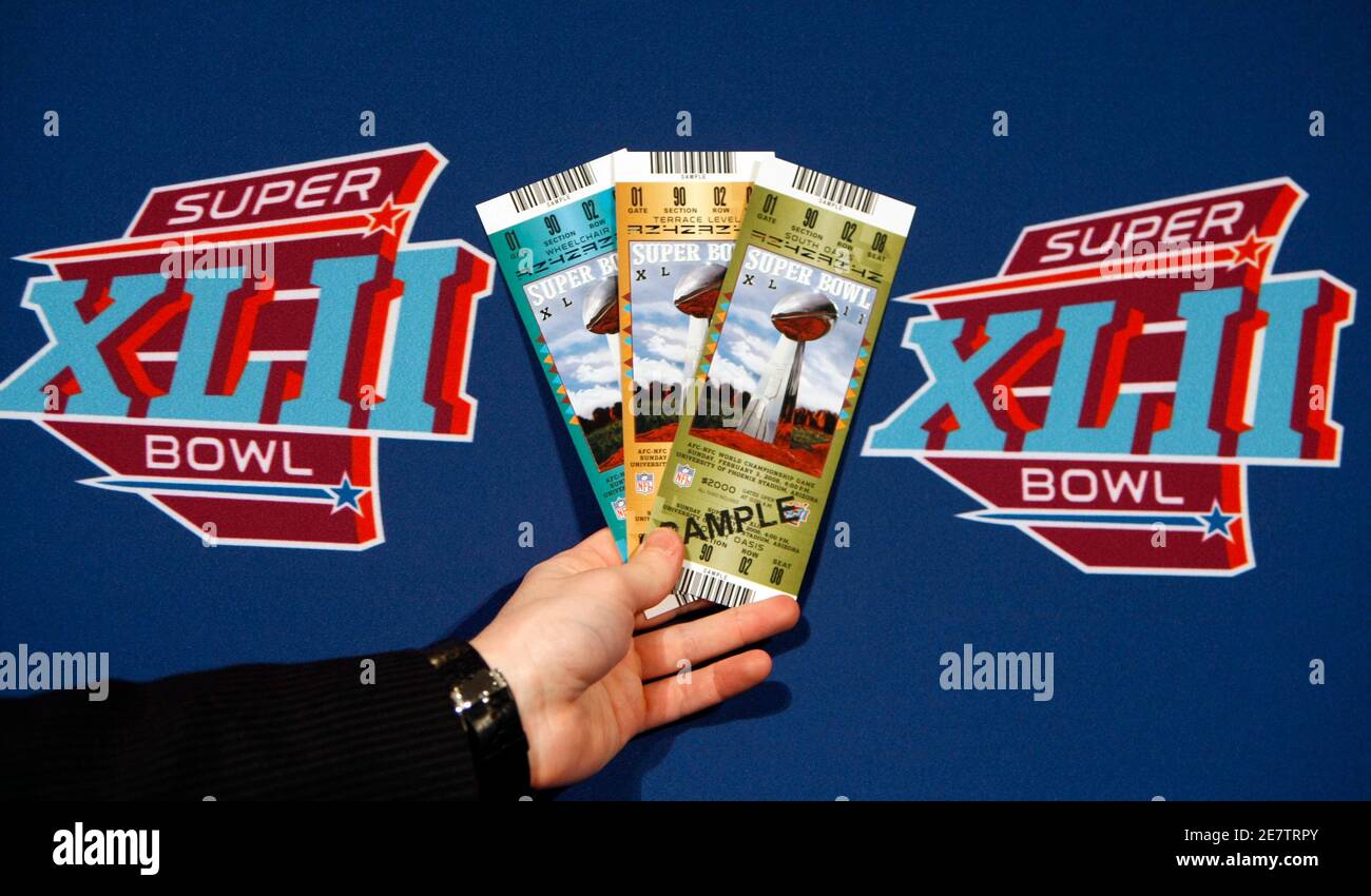 Des échantillons de billets légitimes pour le Super Bowl XLII sont présentés lors d'une conférence de presse à Phoenix, Arizona, le 31 janvier 2008. La NFL et les organismes chargés de l'application de la loi avertissent les fans de l'existence de billets frauduleux pour le championnat de football de la NFL. REUTERS/Rick Wilking (ÉTATS-UNIS) Banque D'Images