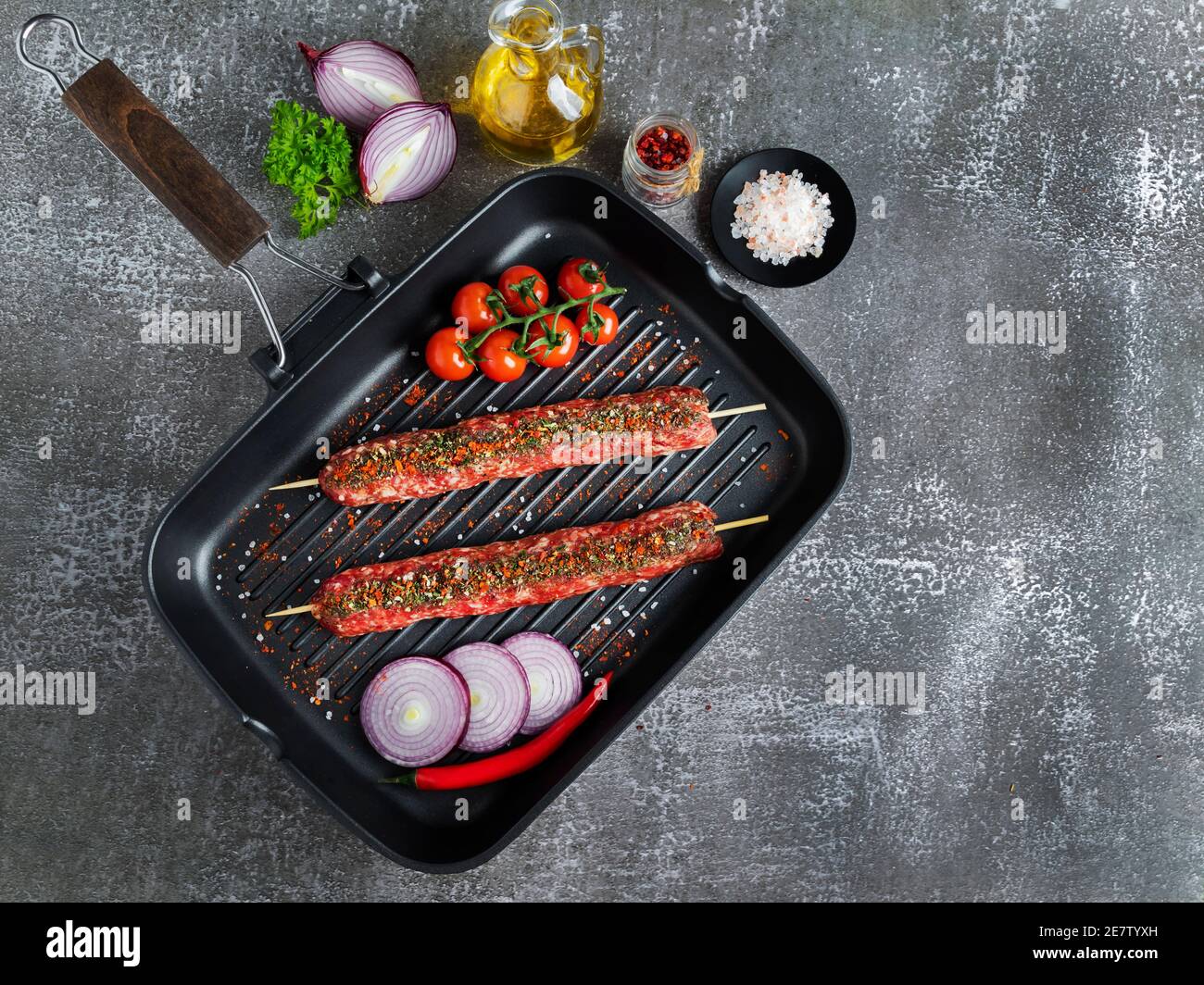 lula kebab viande crue brochette en bois sur une poêle grill, épices, vue  de dessus Photo Stock - Alamy