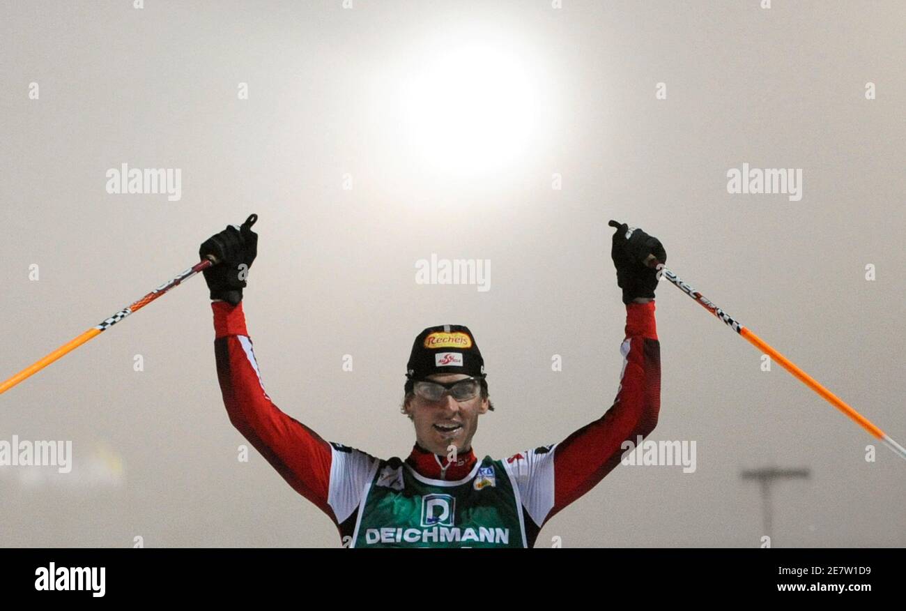 Felix Gottwald, d'Autriche, célèbre après avoir remporté la coupe du monde Nordic Combined Gundersen compétition à Predazzo le 9 janvier 2010. REUTERSAlessandro Bianchi (ITALIE - Tags: SKI DE SPORT) Banque D'Images