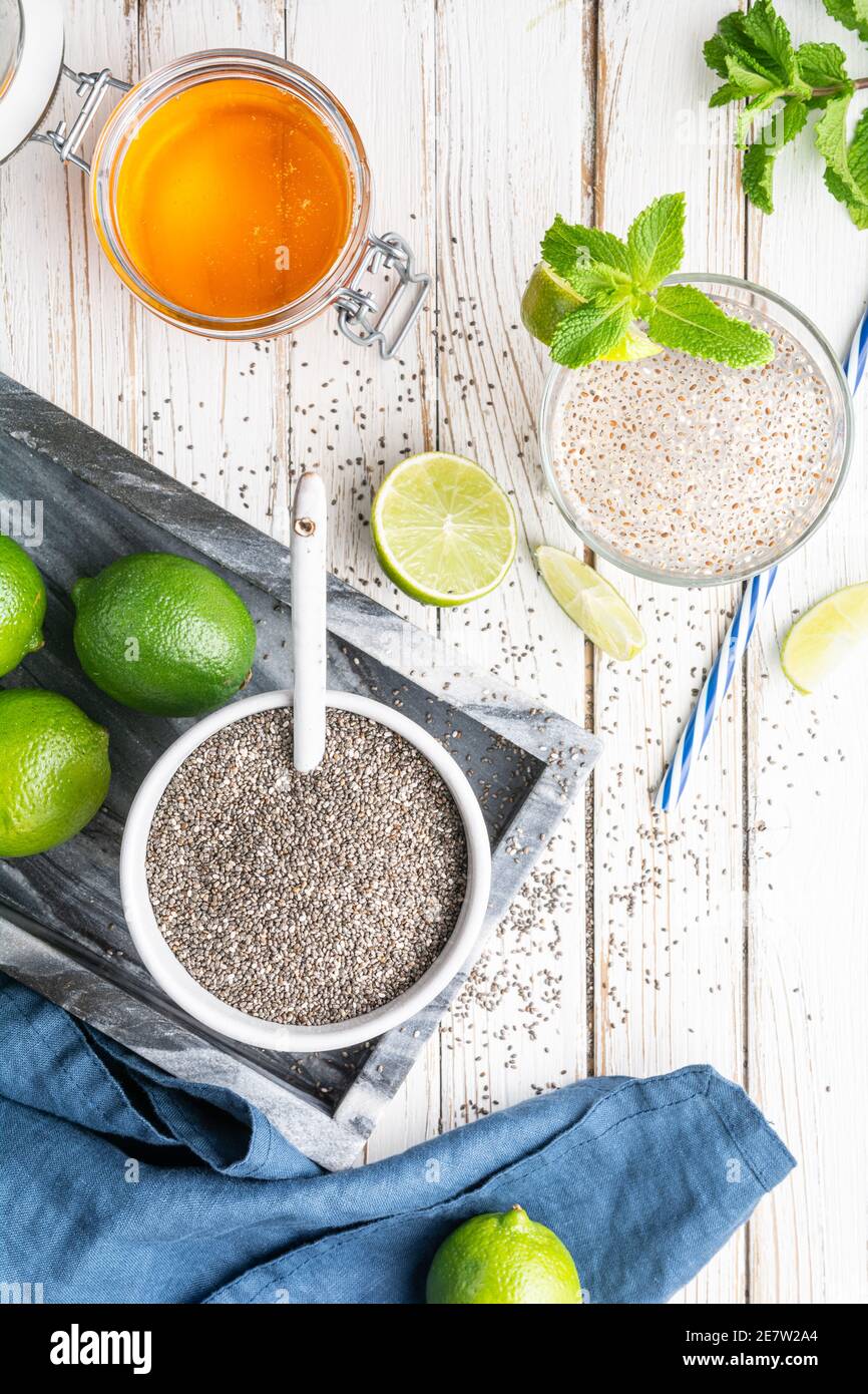 Boisson énergisante mexicaine, Chia Fresca à base d'eau, de graines, de chaux et sucré au miel sur fond de bois blanc rustique Banque D'Images